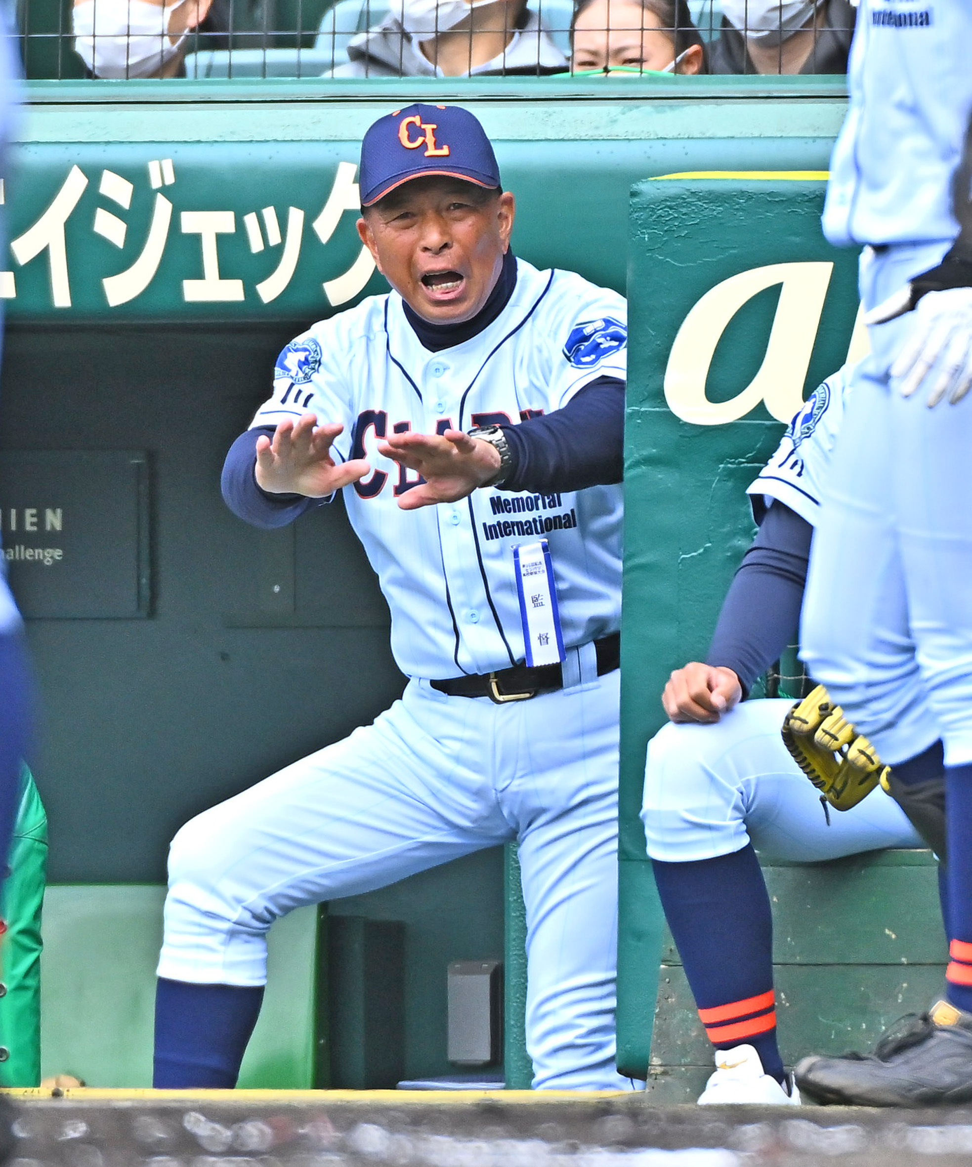 ベンチから攻撃の指示を送る佐々木監督