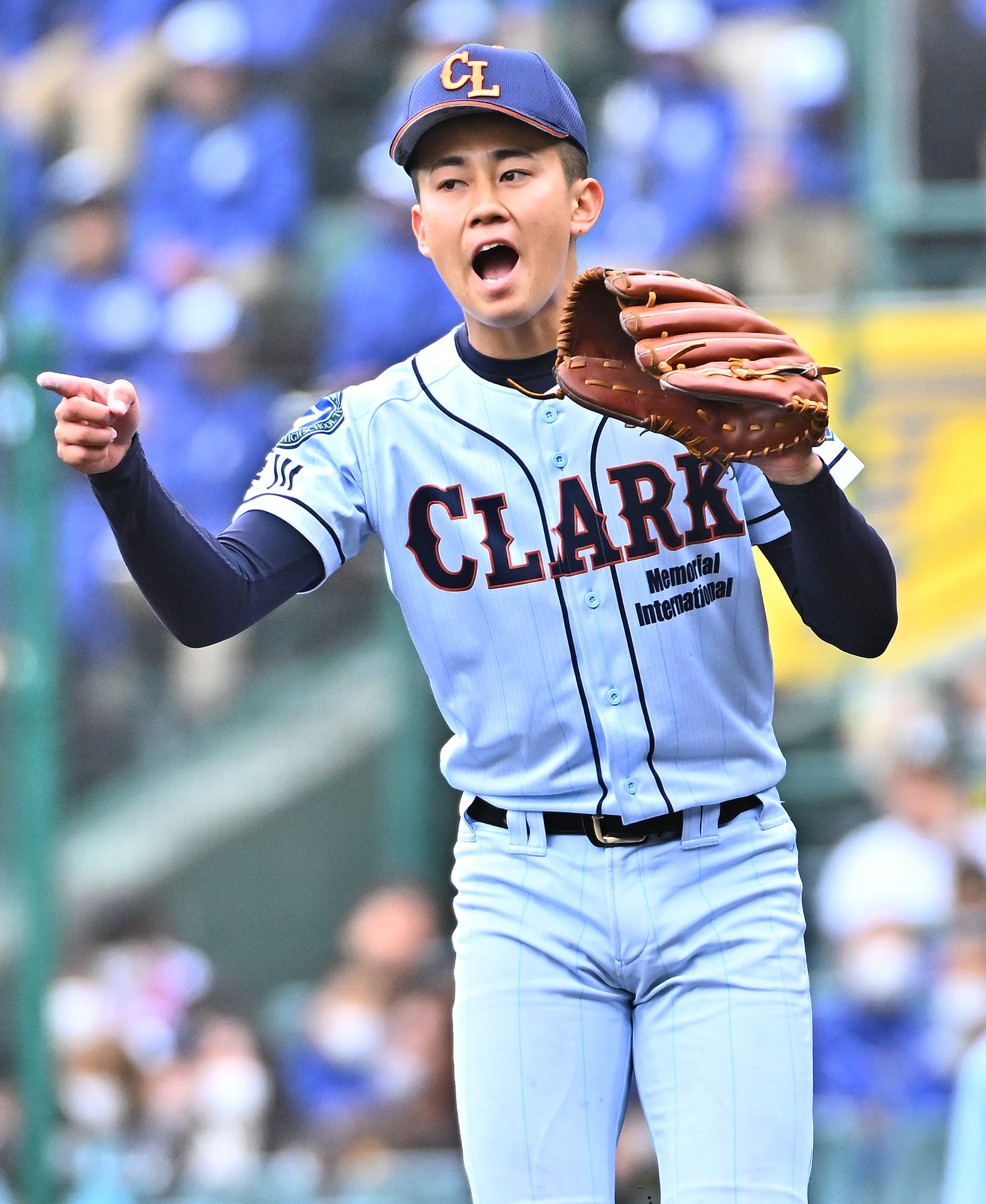 三回、野手に声をかける新岡