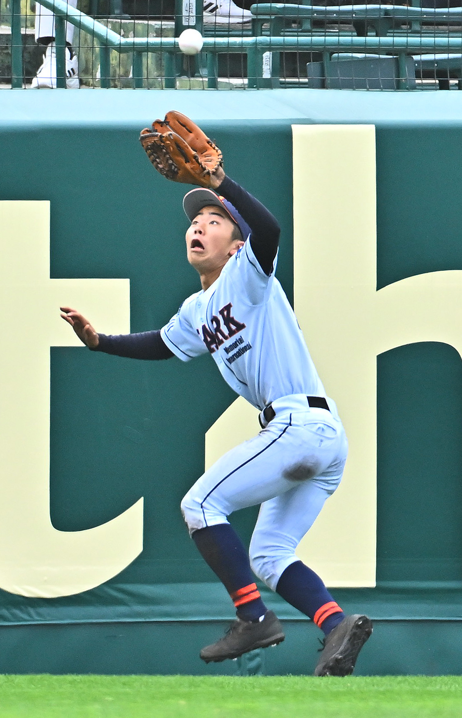 七回2死、仲田の打球を捕る鈴木