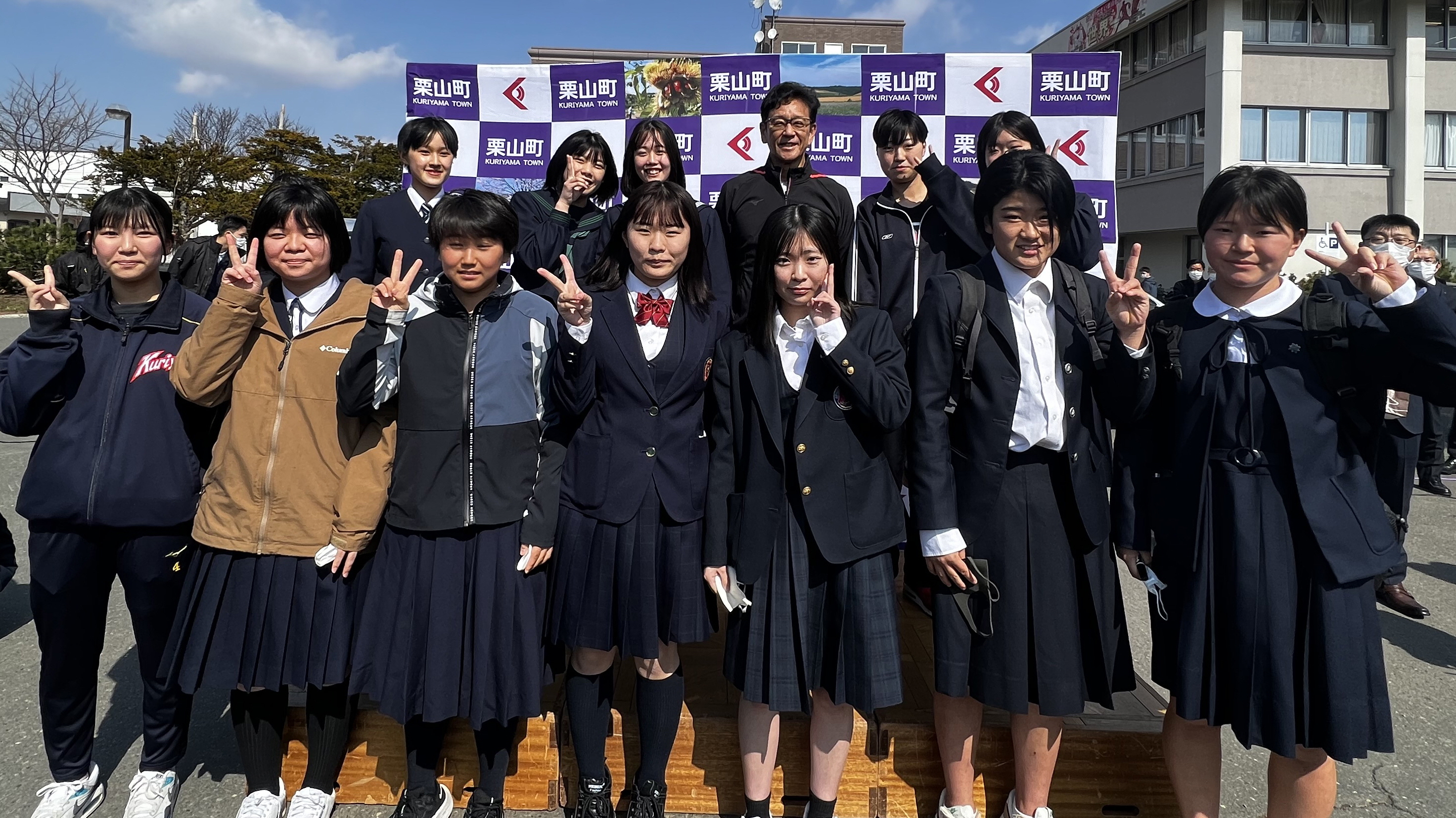 ４月から部に昇格する栗山高女子硬式野球同好会の生徒との記念写真