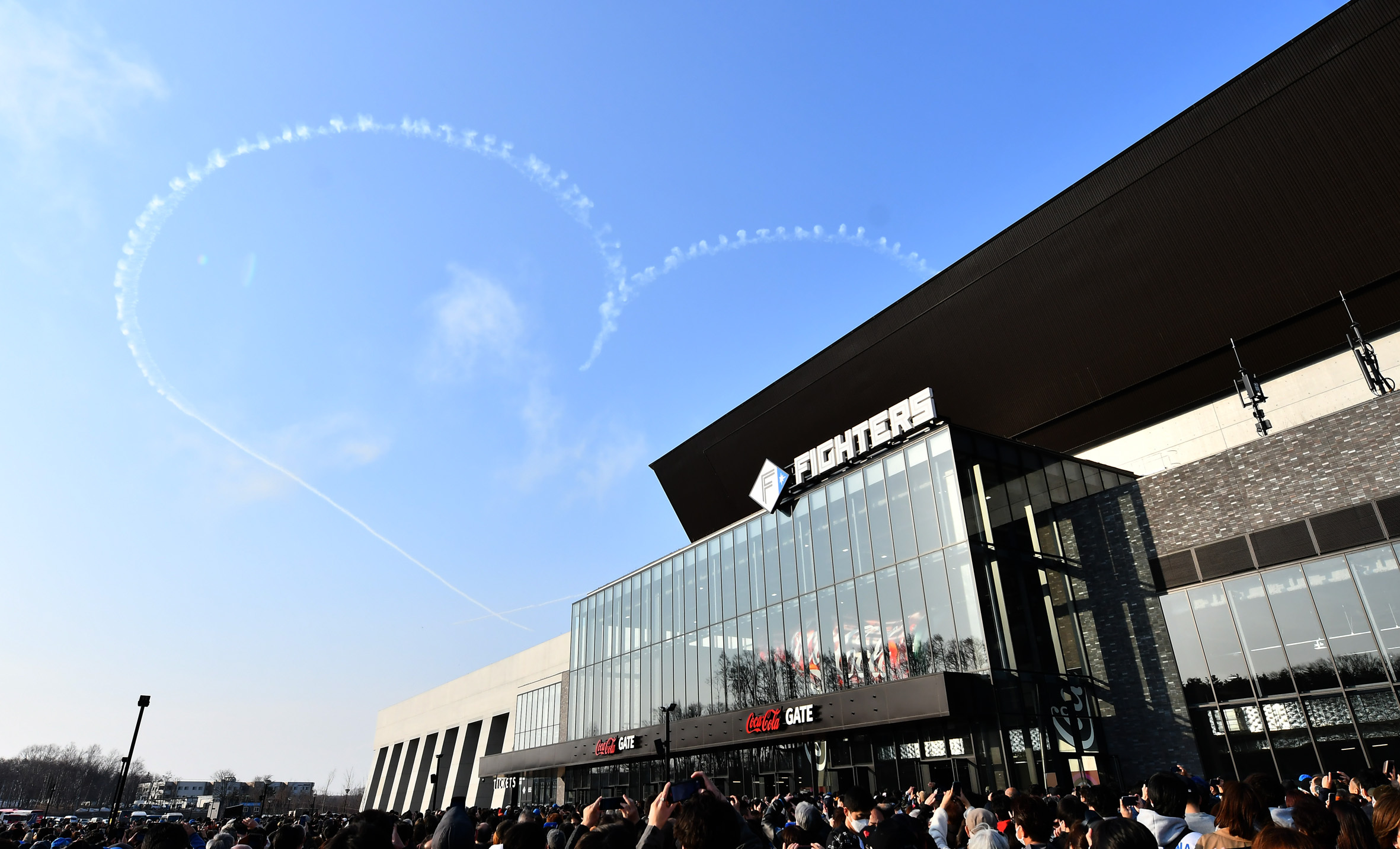 ブルーインパルスがハート文字を青空に描いた