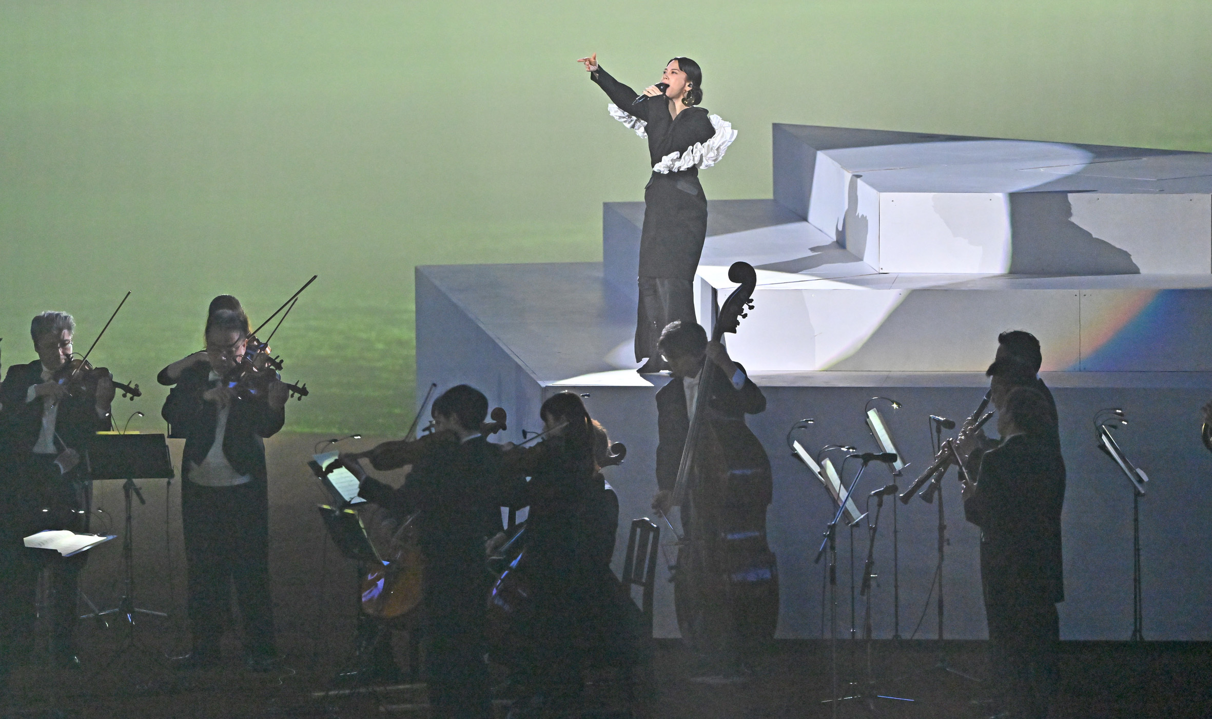 開幕セレモニーで歌声を披露した歌手の小柳ゆき