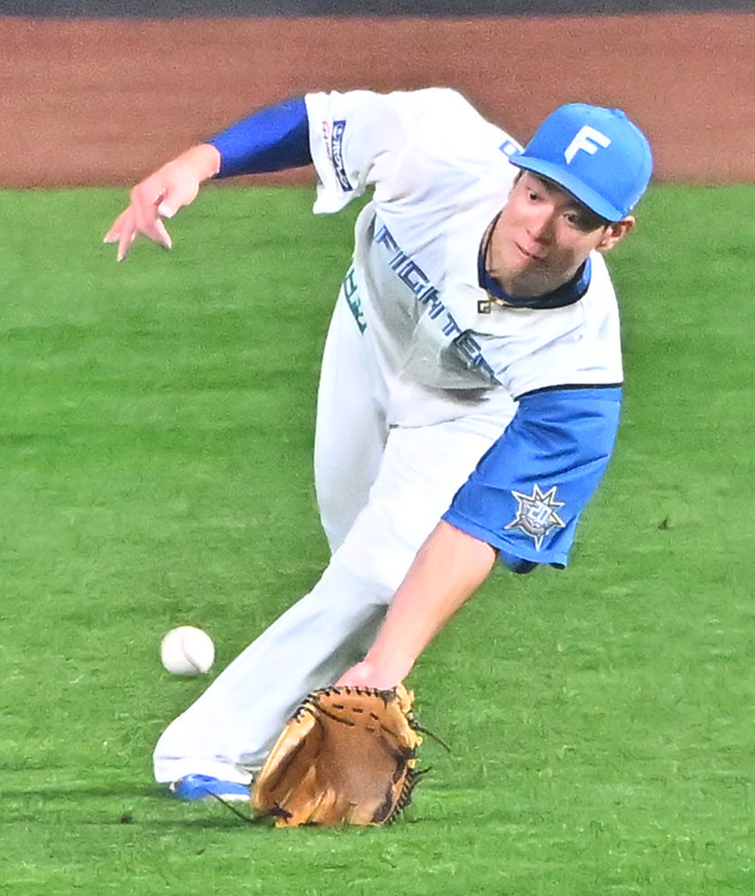 九回2死、左翼手の松本剛が阿部の打球を好捕