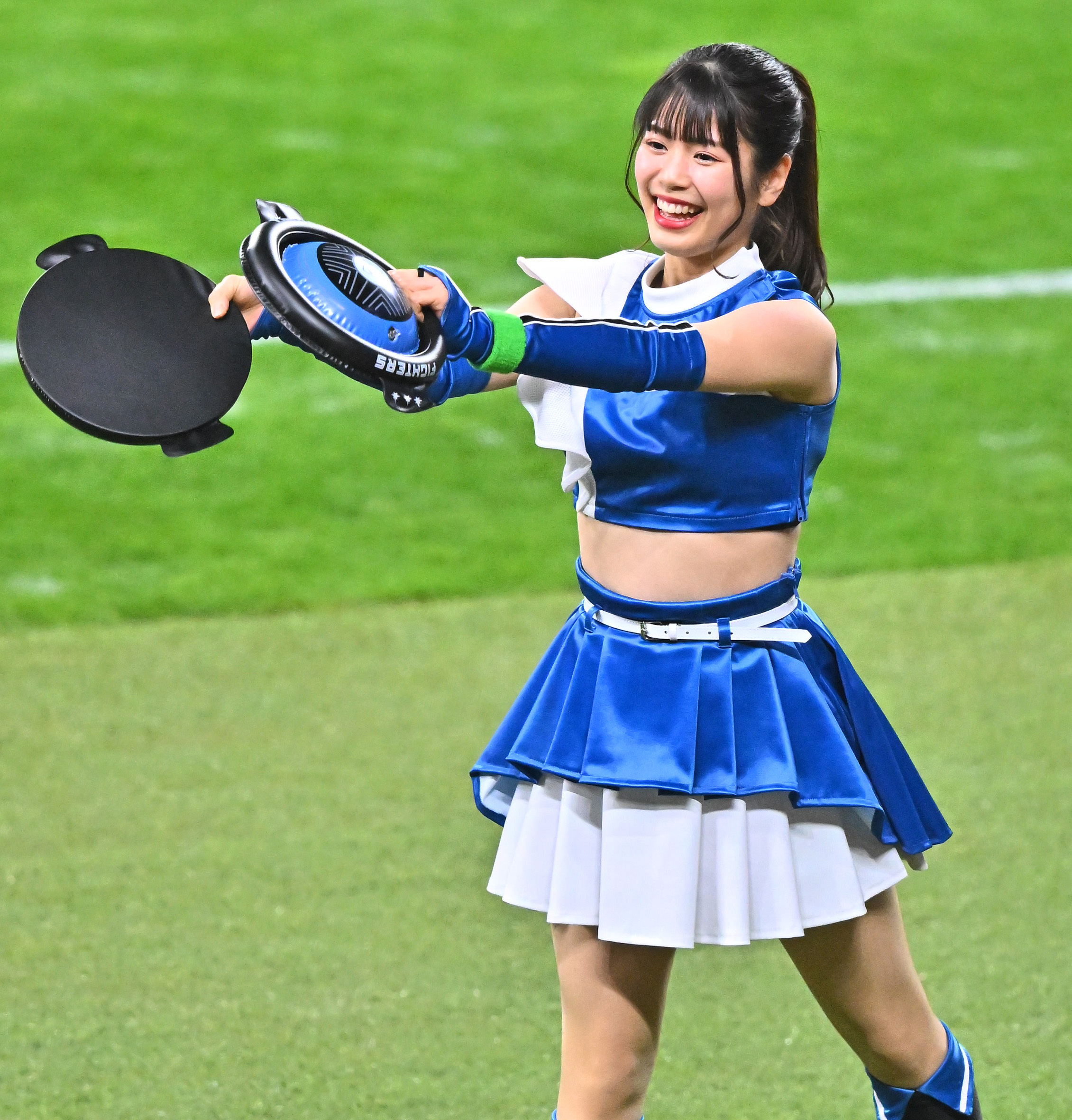 ジンギスカンダンスを踊るファイターズガール