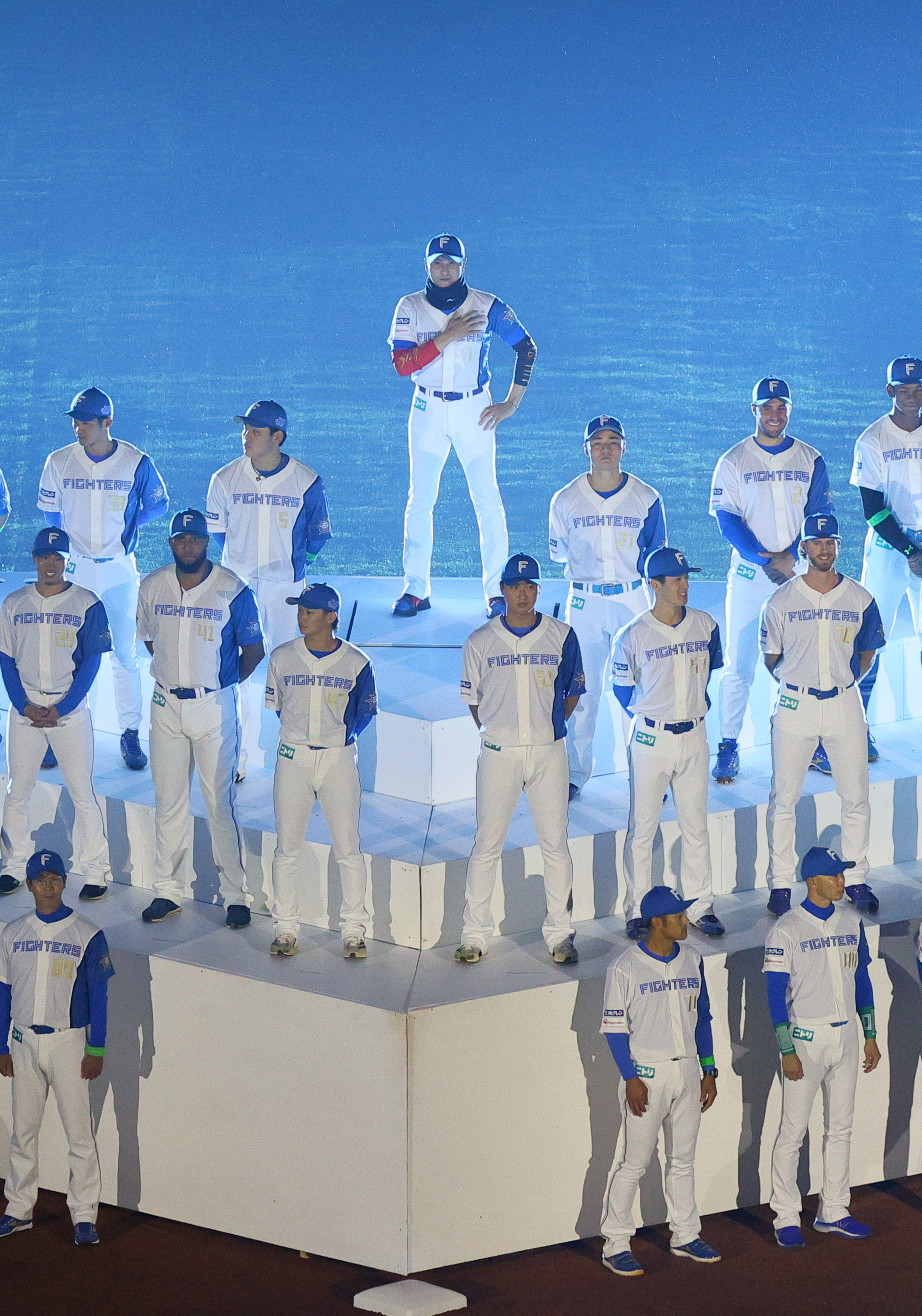 オープニングで登場した新庄監督(中央奥)と選手、コーチ陣