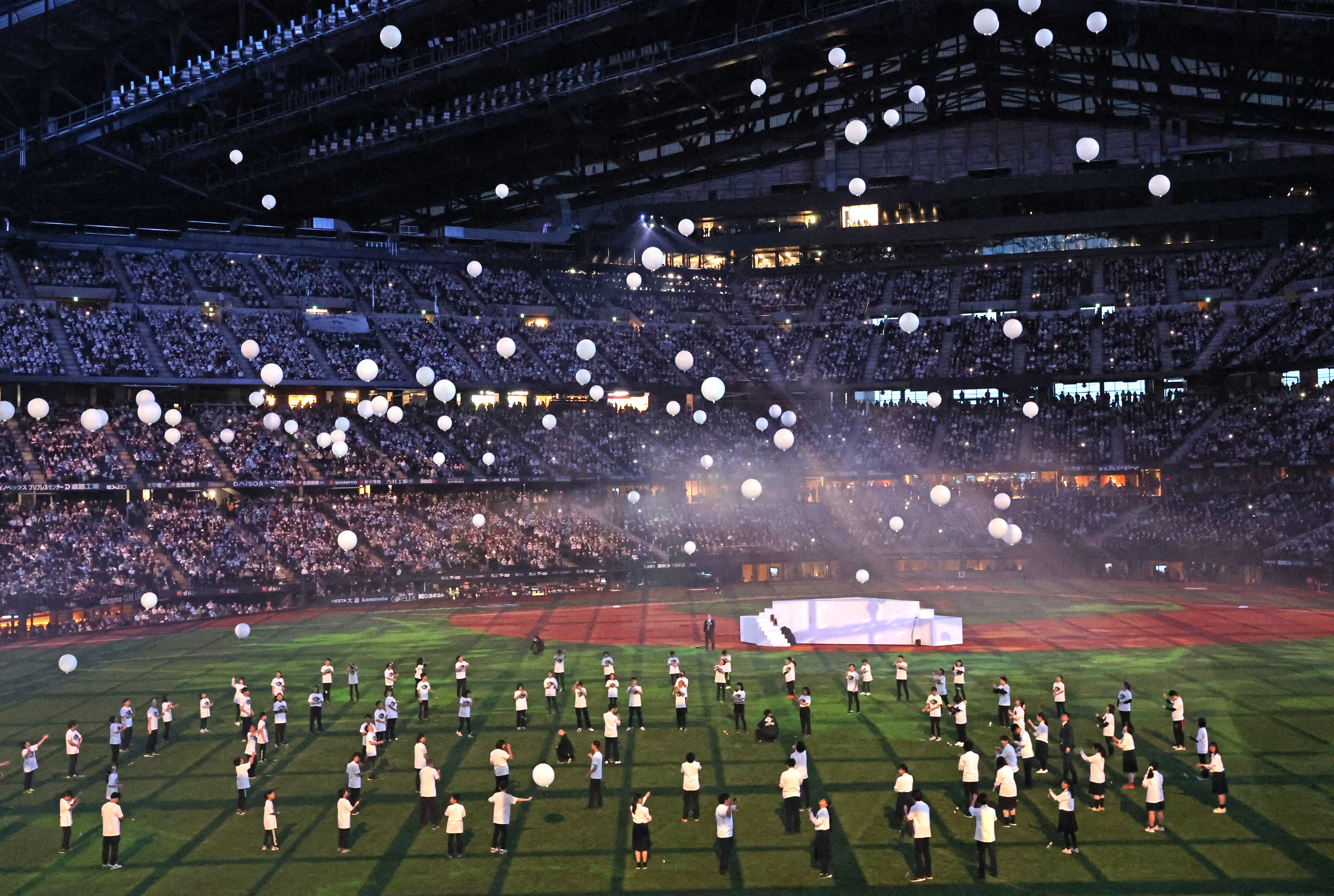 北広島市内の小中高生がランタンを放つ