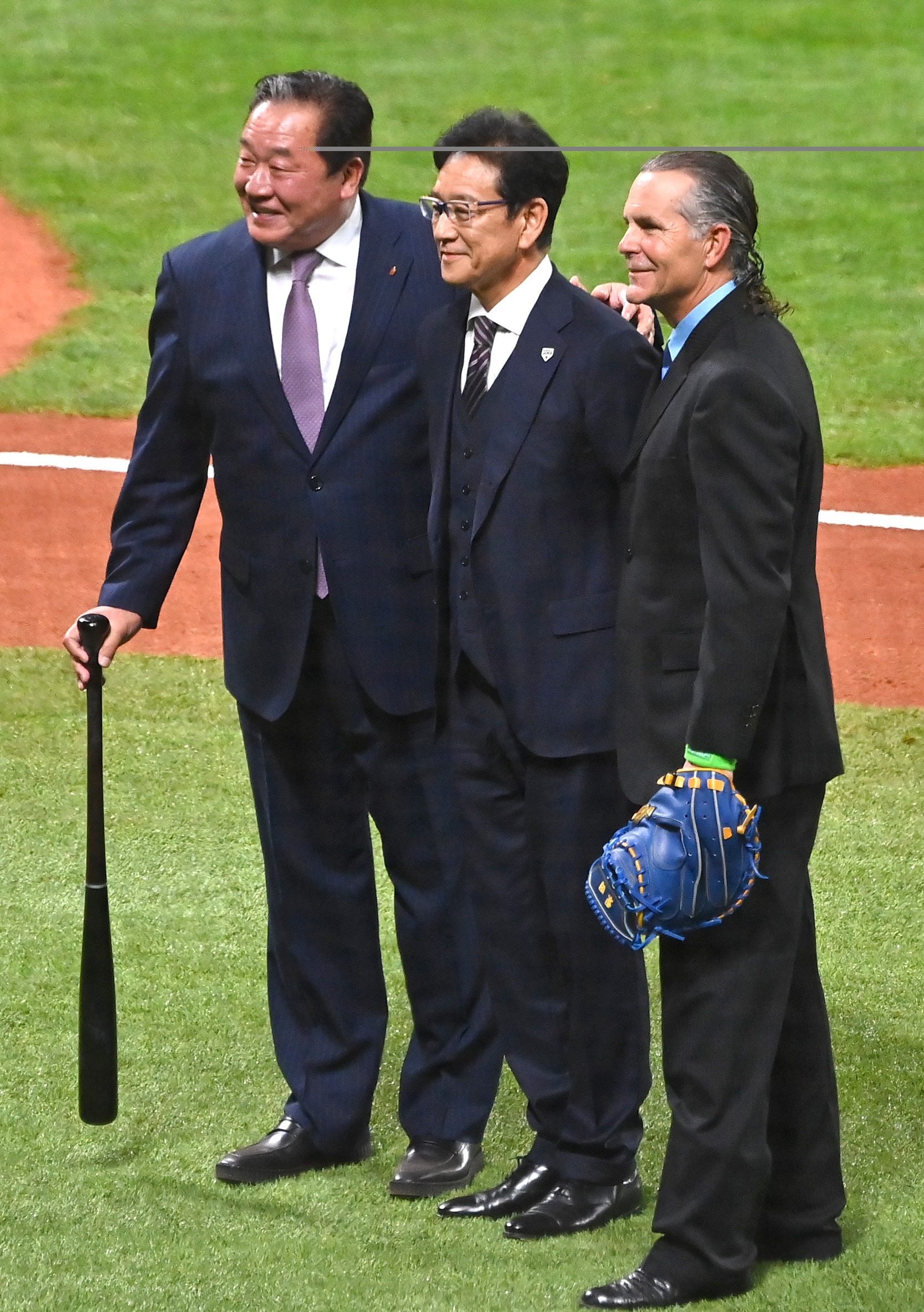 始球式に登場した(左から)梨田氏、栗山氏、ヒルマン氏