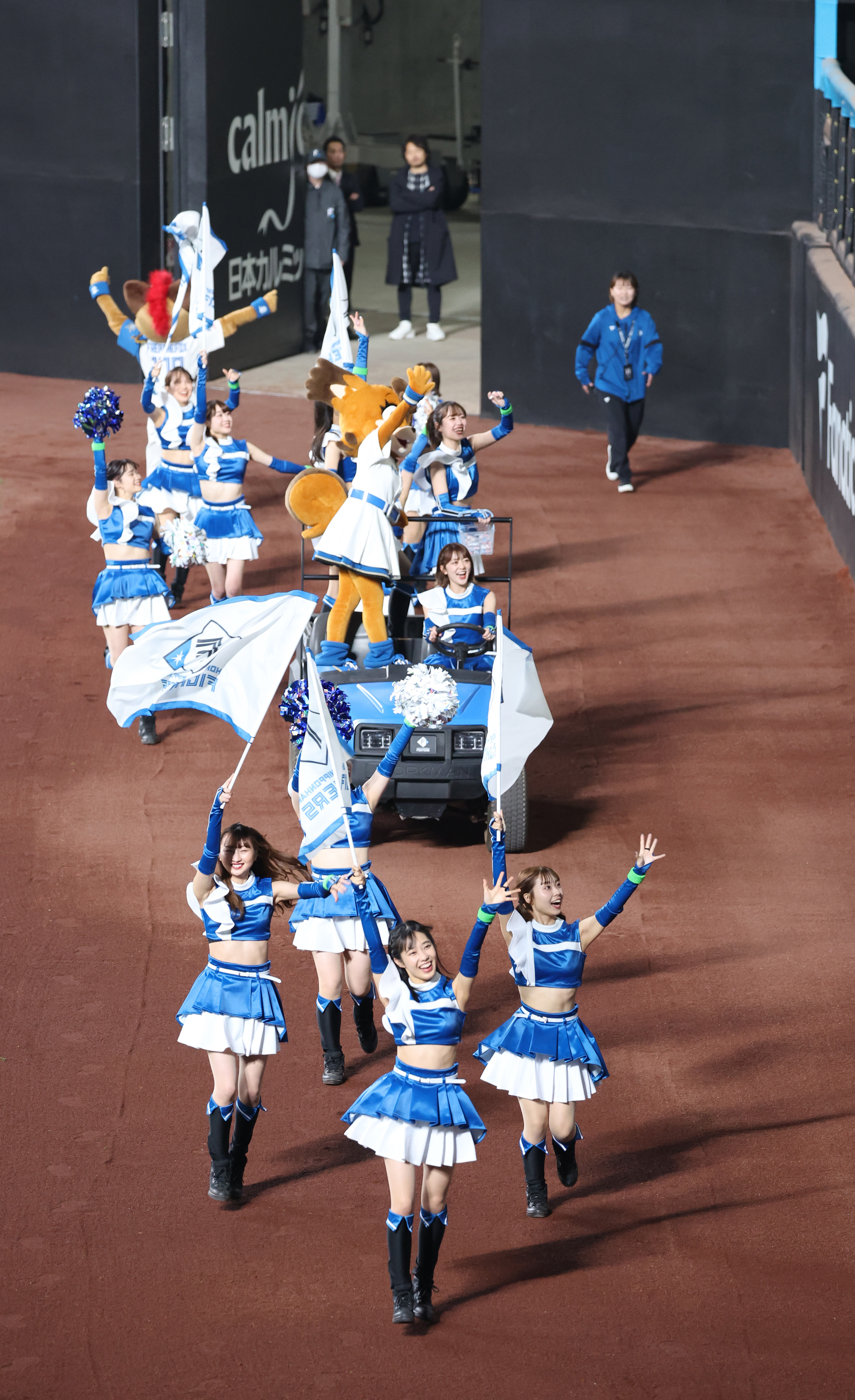 ファイターズガールが応援に登場