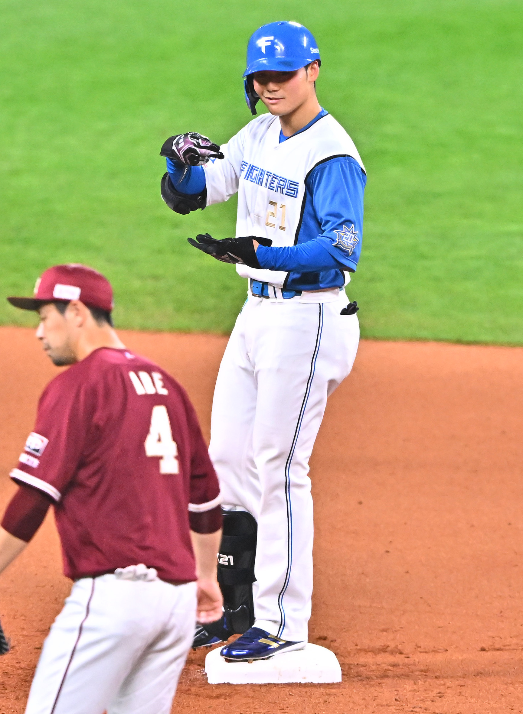 五回1死、二塁打を放った清宮が塁上でポーズをきめる