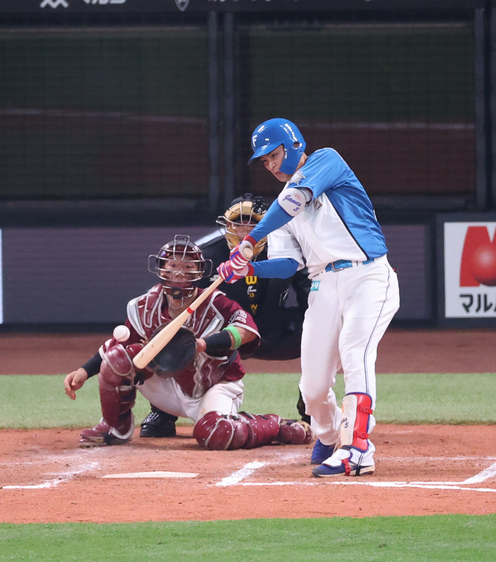 六回1死満塁、中犠飛を放つ野村