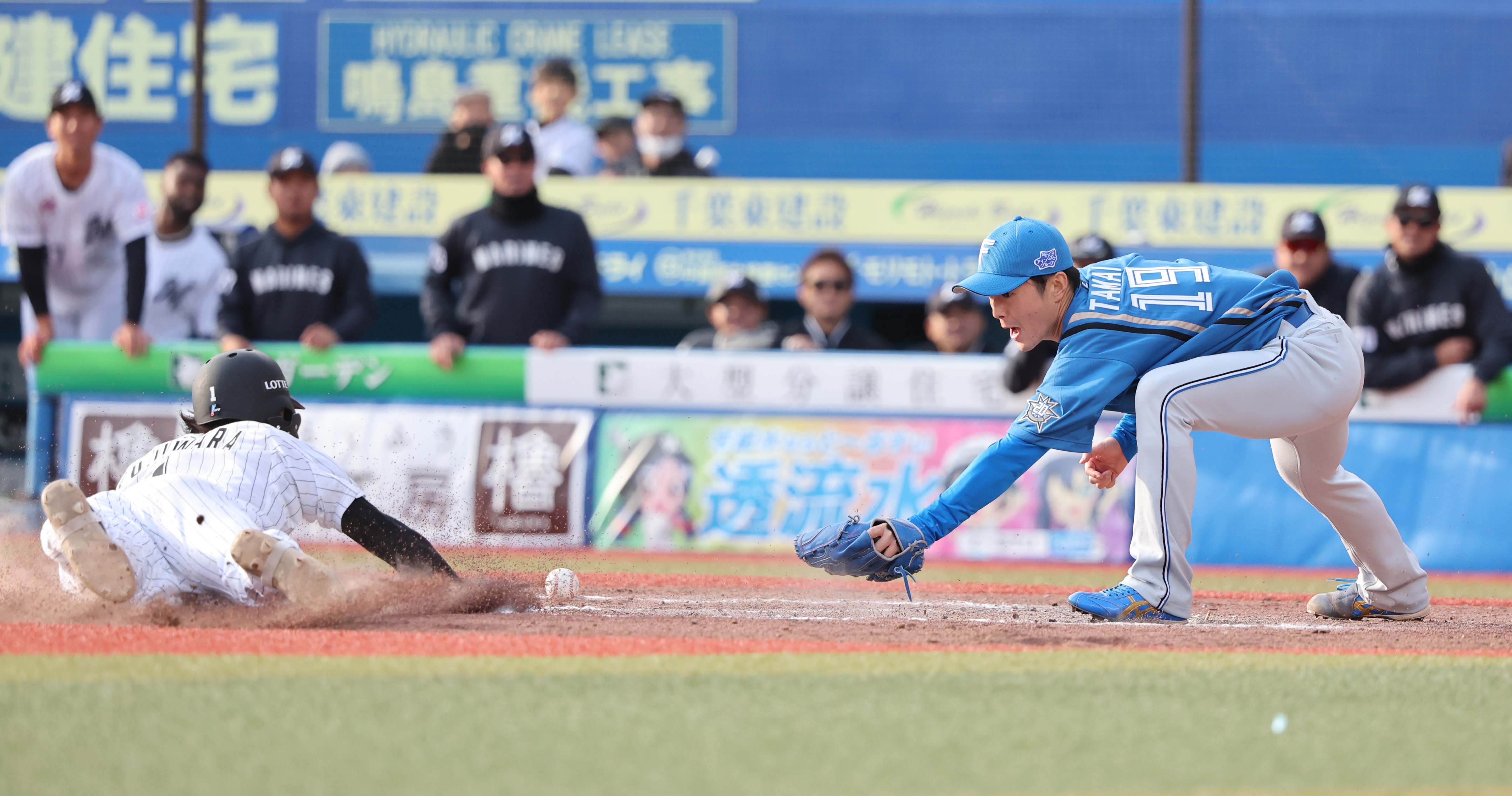 七回２死満塁、暴投で三走に続き本塁を突く二走藤原にタッチしようとするが、ボールをこぼす玉井