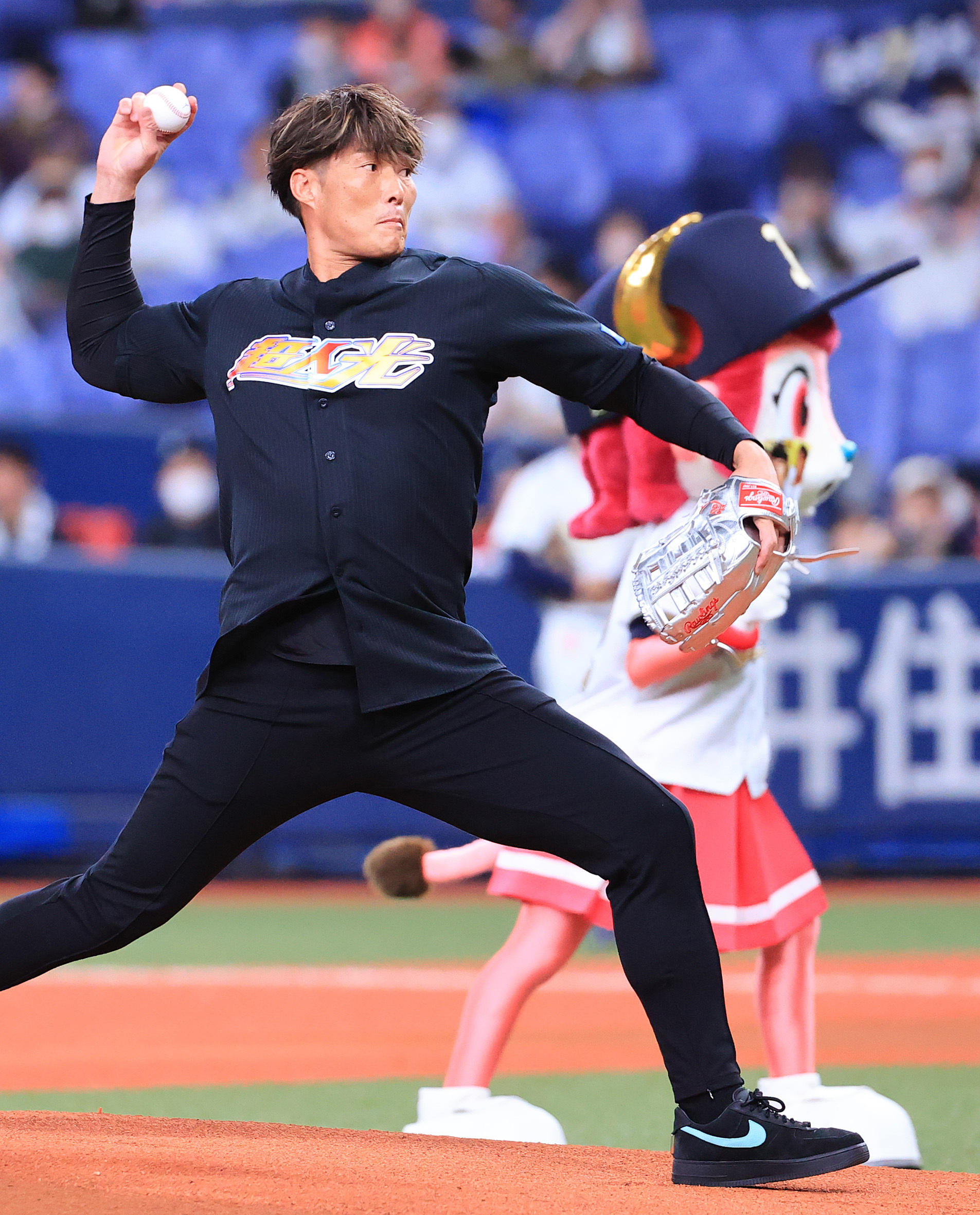 始球式に登場した糸井氏