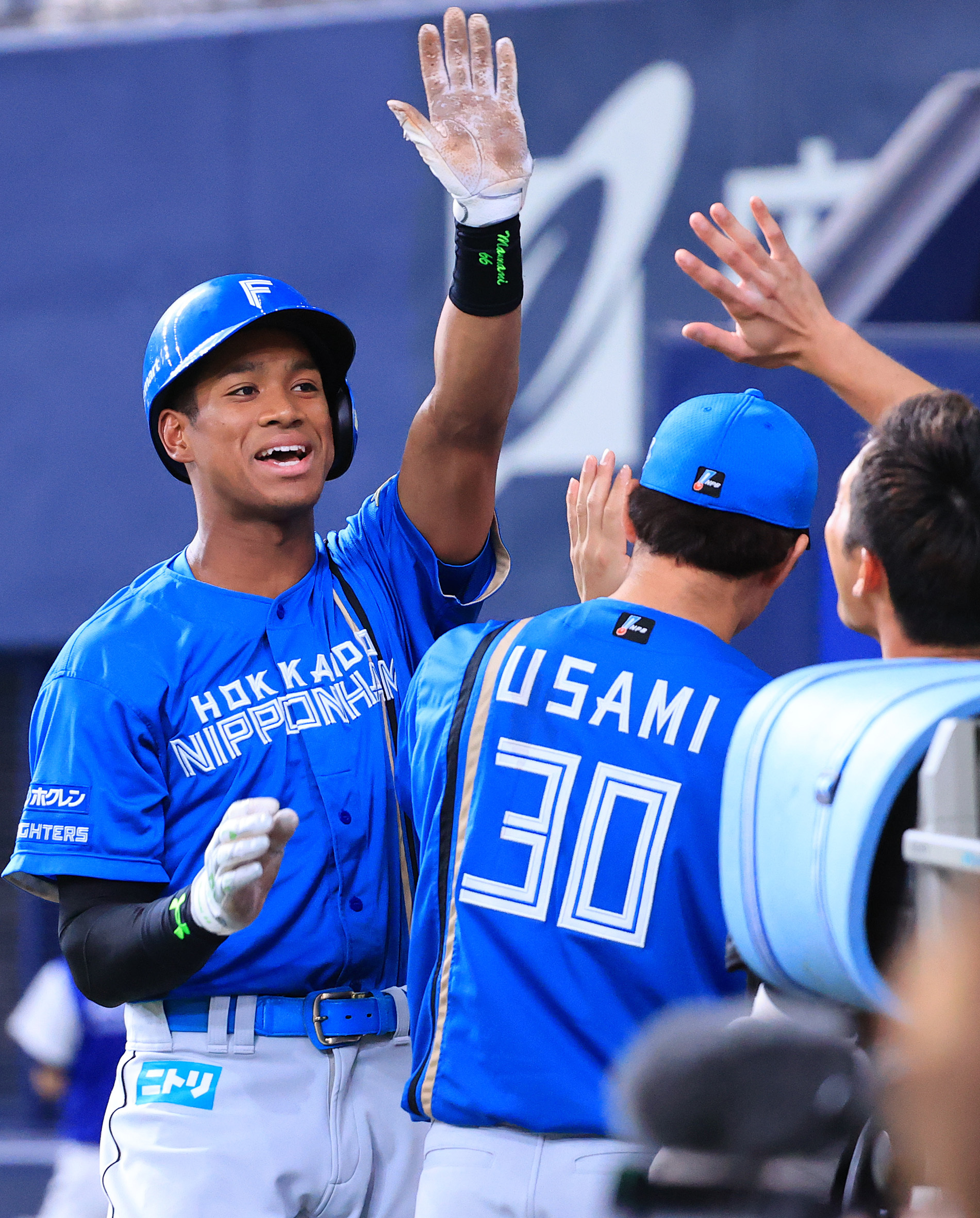 七回2死満塁で2点打を放ち、チームメートに迎えられる万波