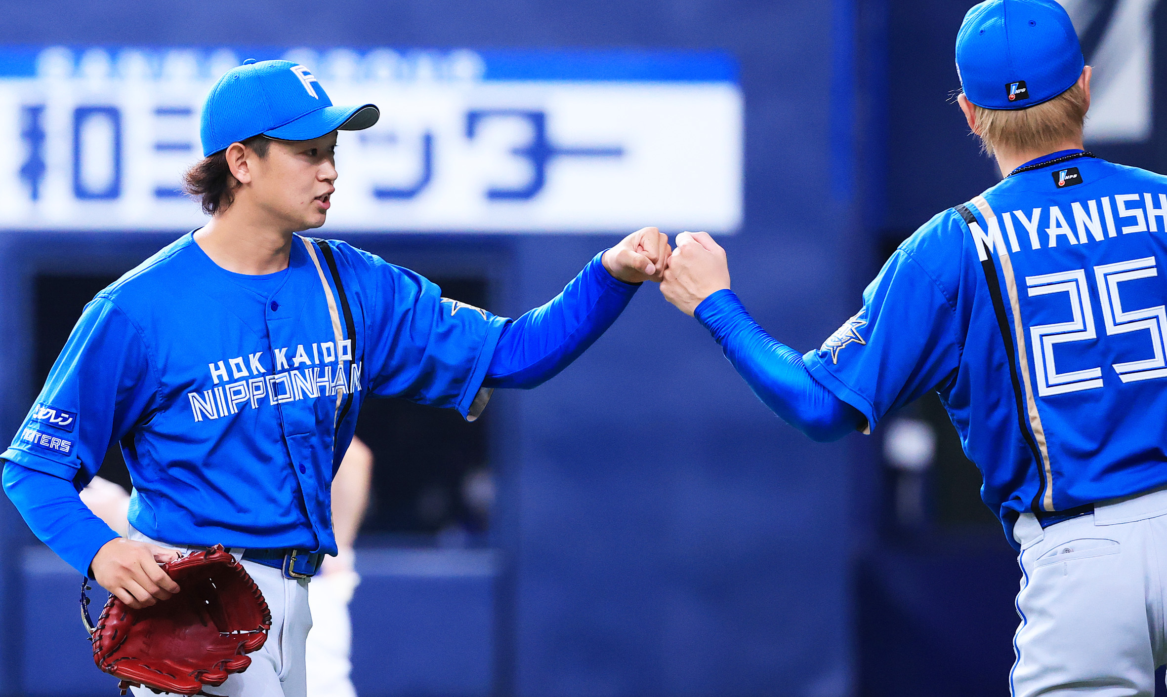 七回、追加点を許さずベンチに戻る鈴木(左)