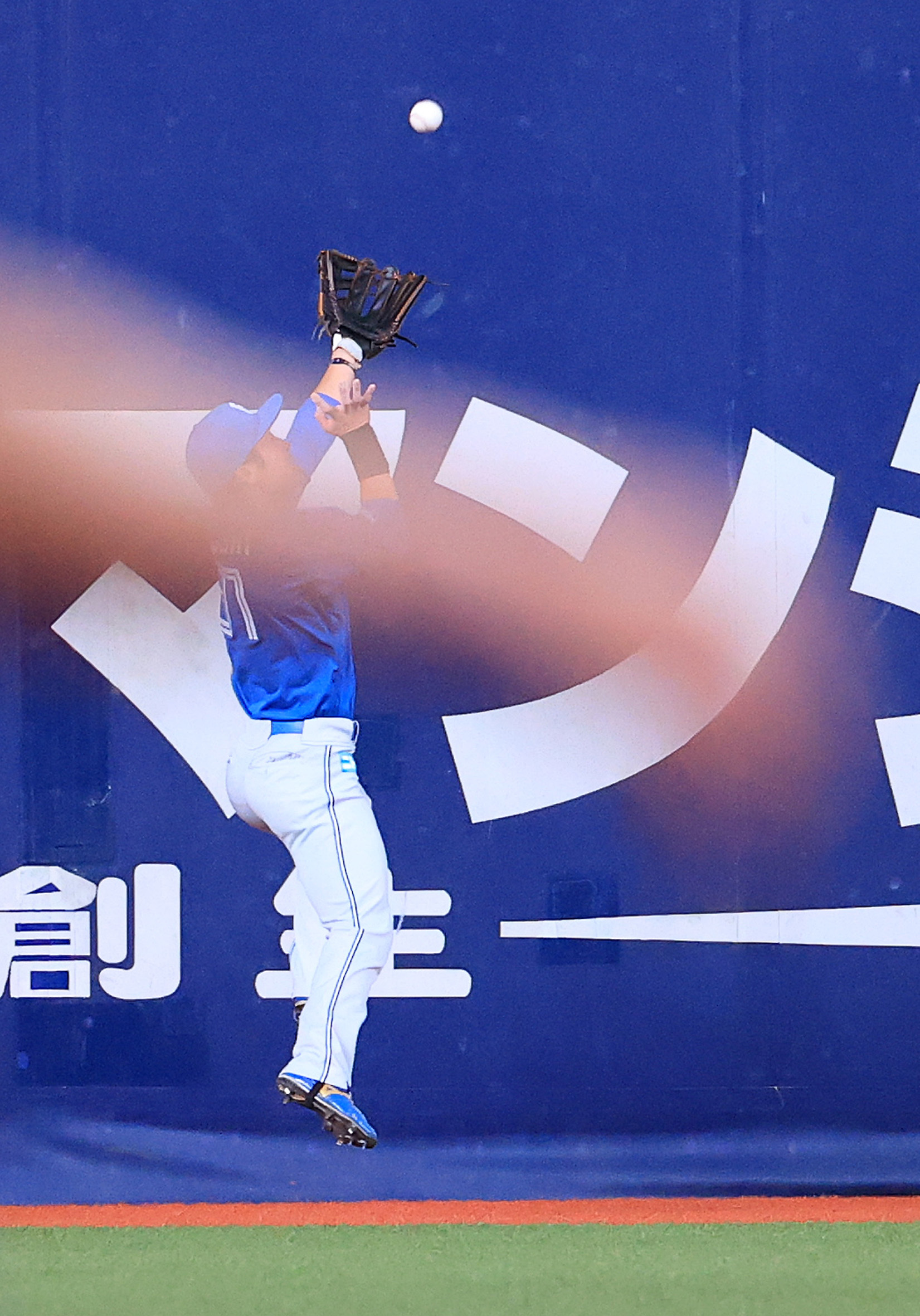 一回2死一塁、杉本の打球をフェンスに激突しながらも好捕する江越