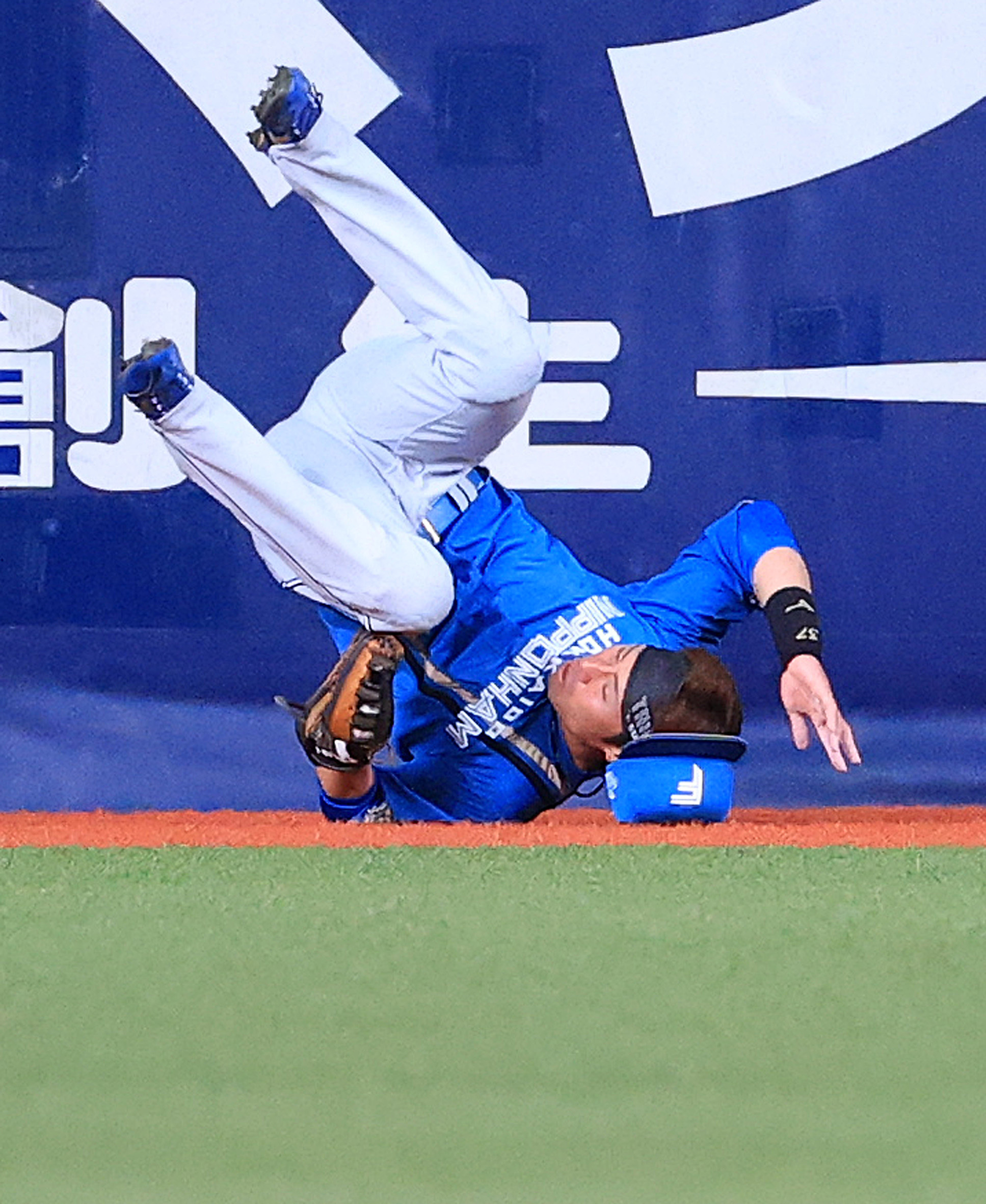 一回2死一塁、杉本の打球をフェンスに激突しながらも好捕する江越