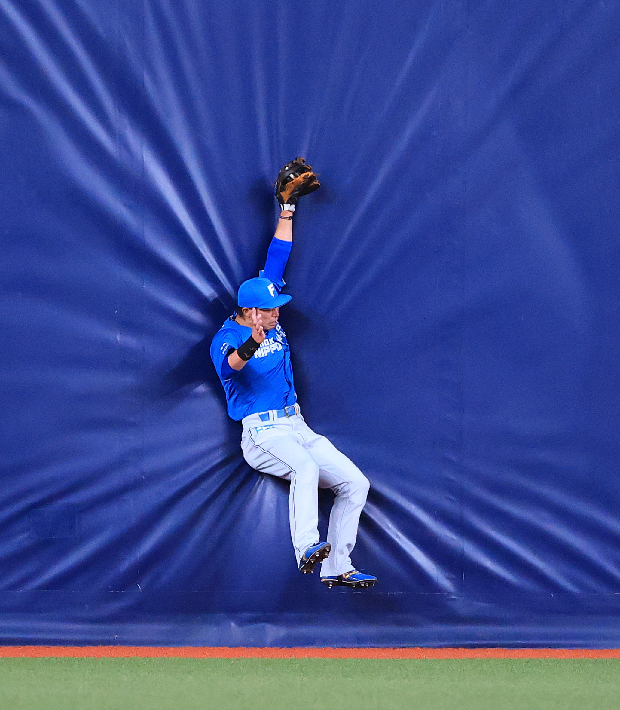 三回1死一塁、森の打球を好捕する江越