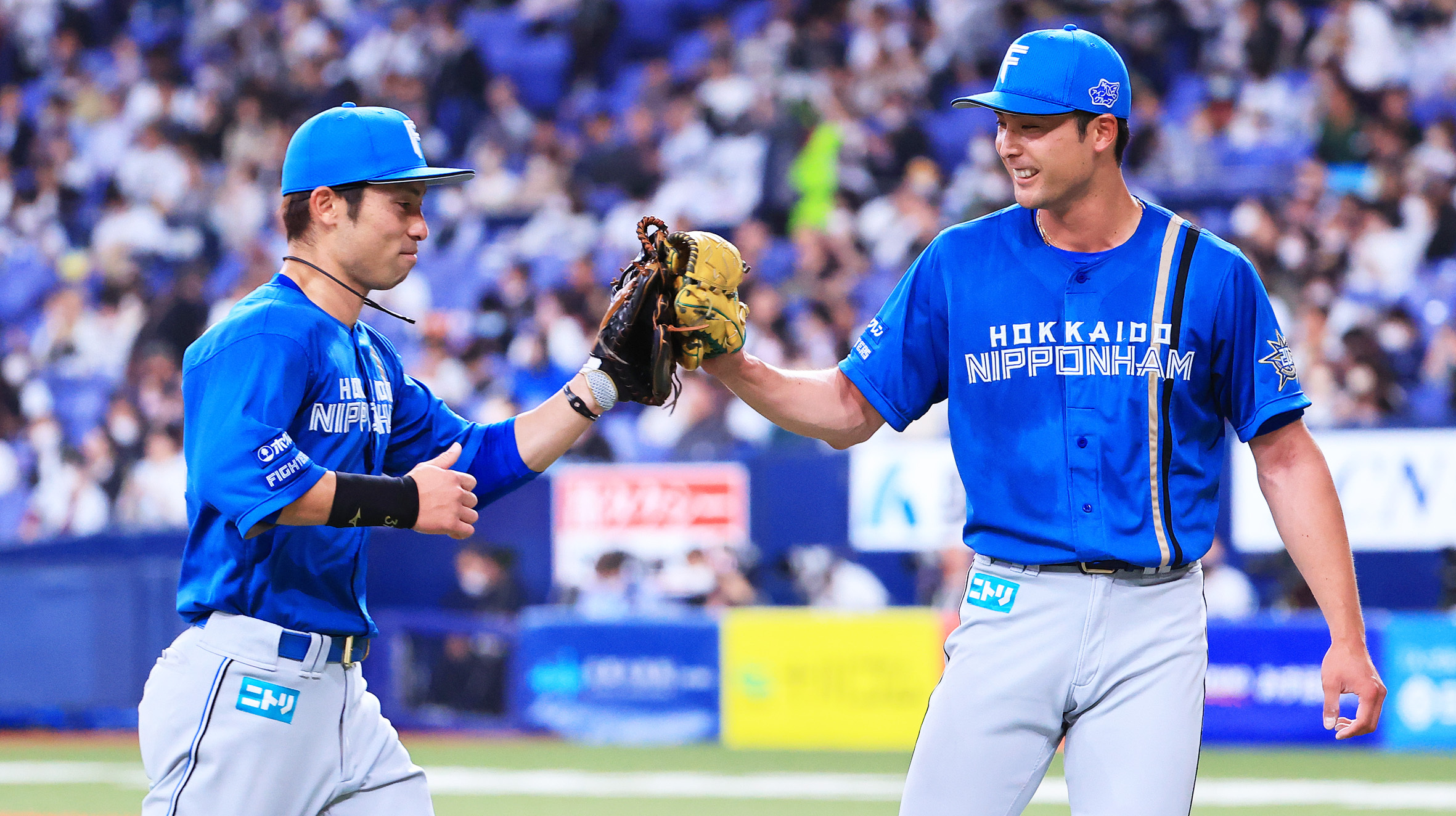 三回終了後、好守を見せた江越(左)を笑顔で迎えた上原