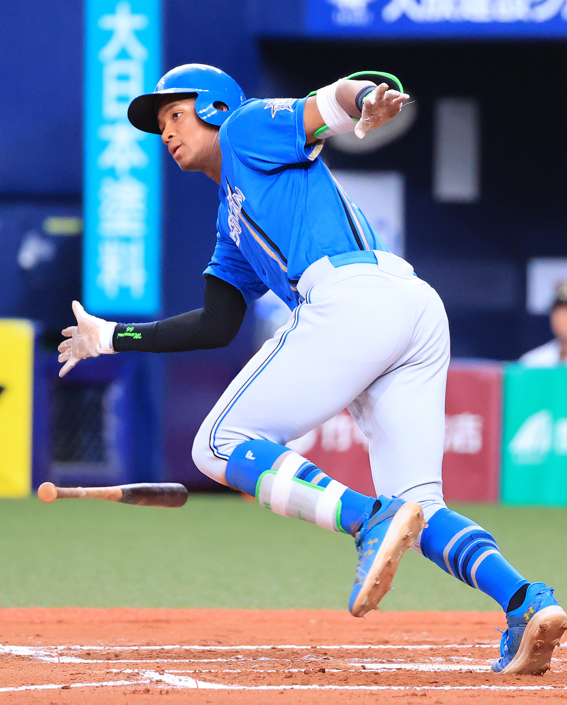 七回2死満塁、万波が2点打を放つ