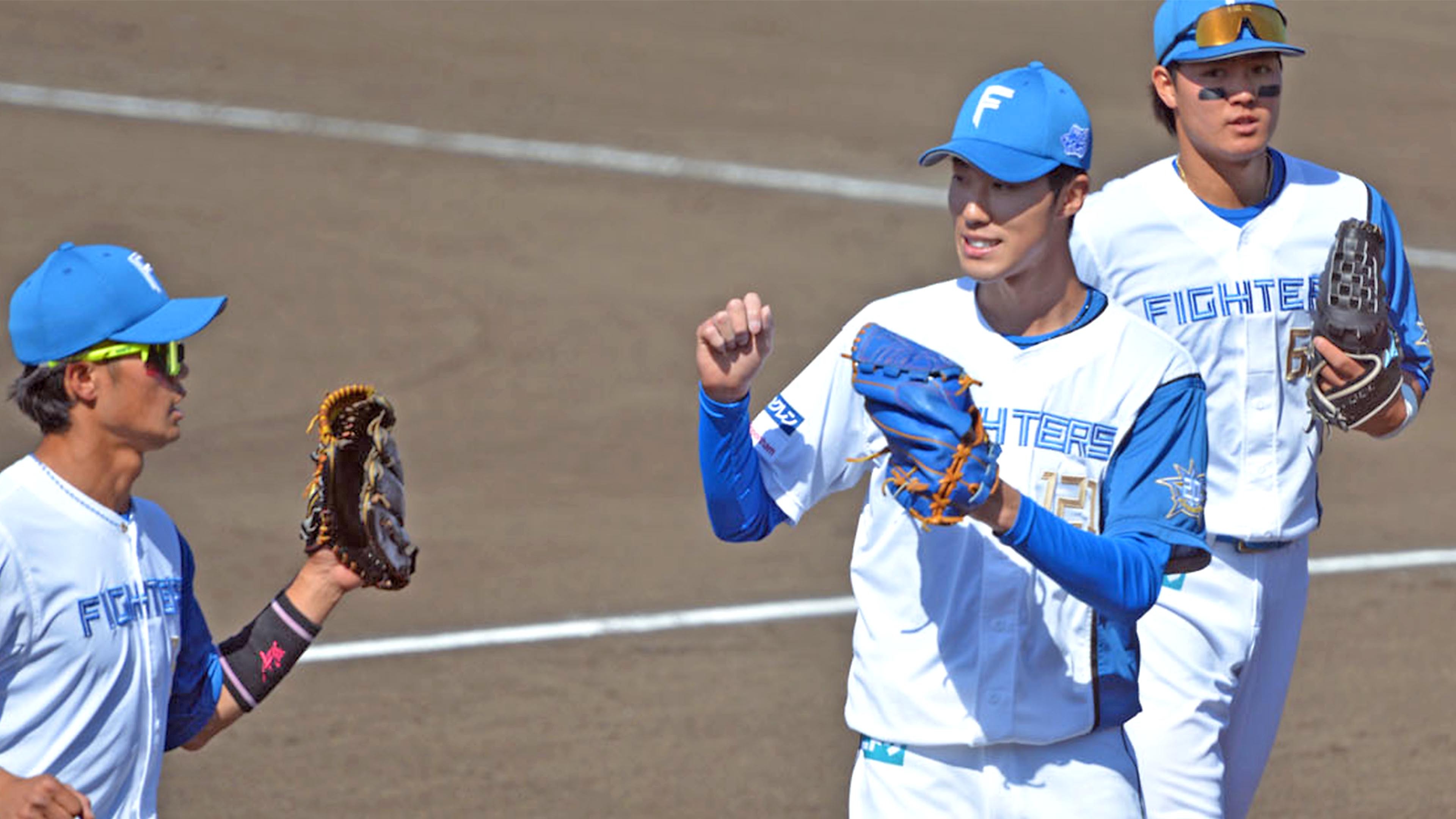 自己最長の5回を無失点に抑え、先発初勝利をつかんだ福島(右から二人目)=撮影・近藤裕介