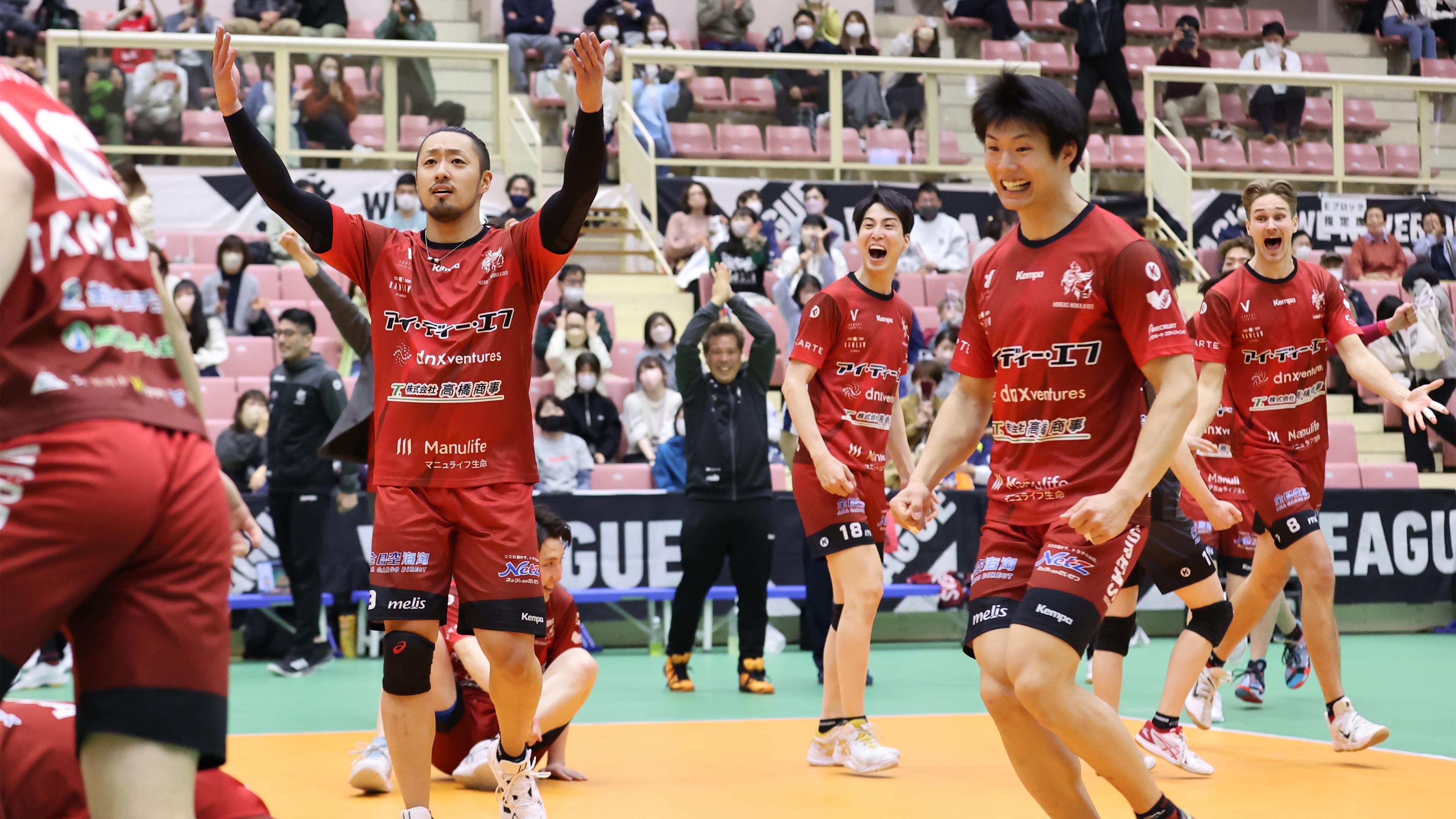 大分三好を破り、V1昇格を決めて喜ぶヴォレアスの選手たち