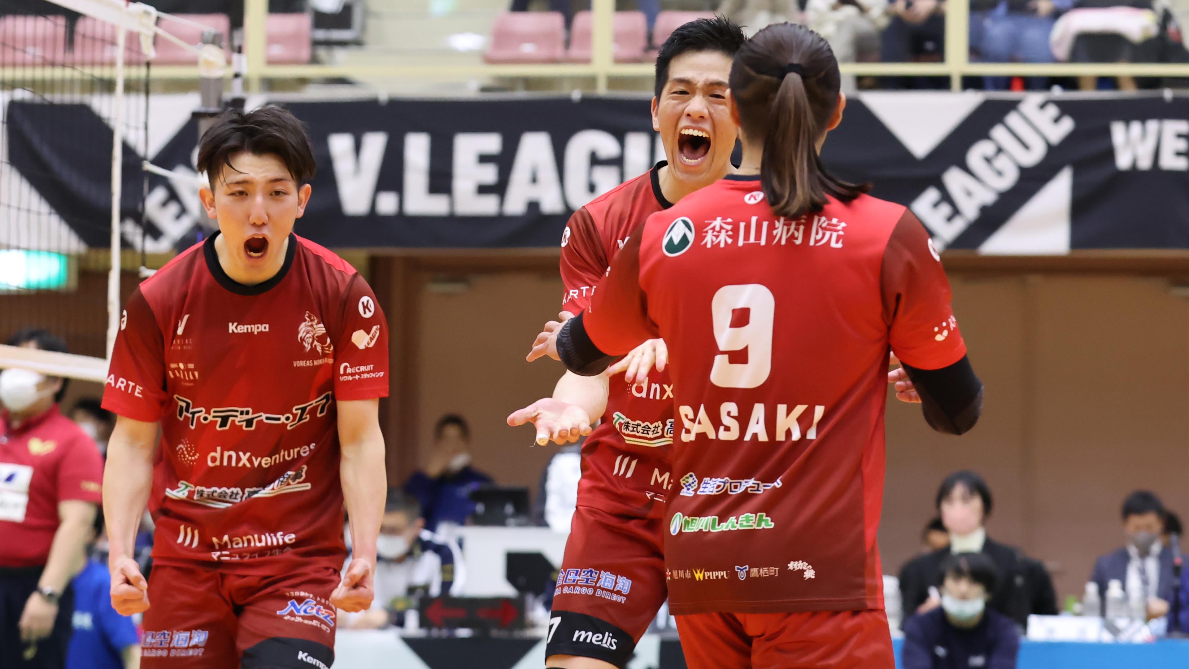 第4セット、ブロックで20点目を決め喜びを爆発させる井上(右奥)