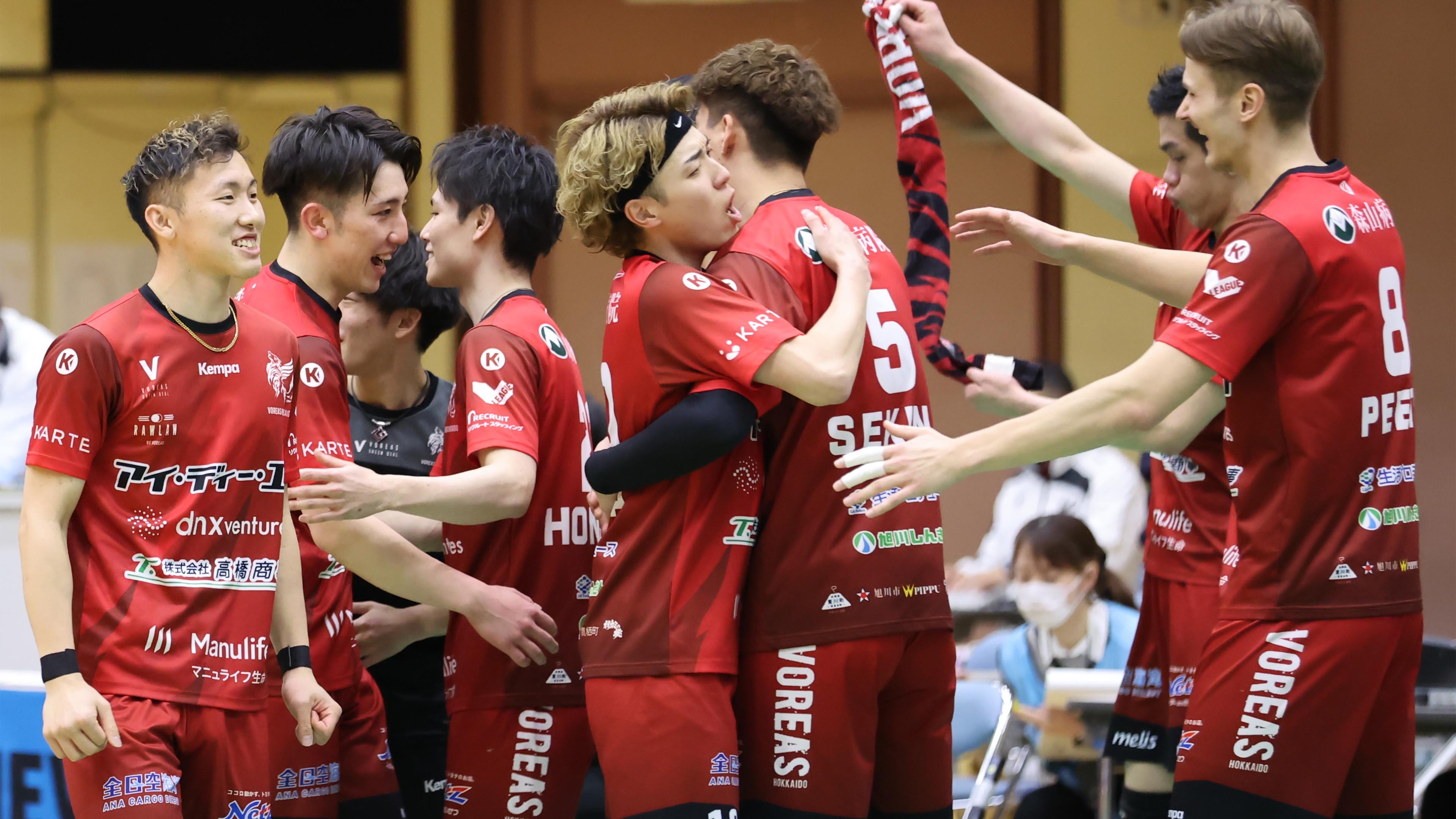 V1昇格を決めて喜ぶヴォレアスの選手たち