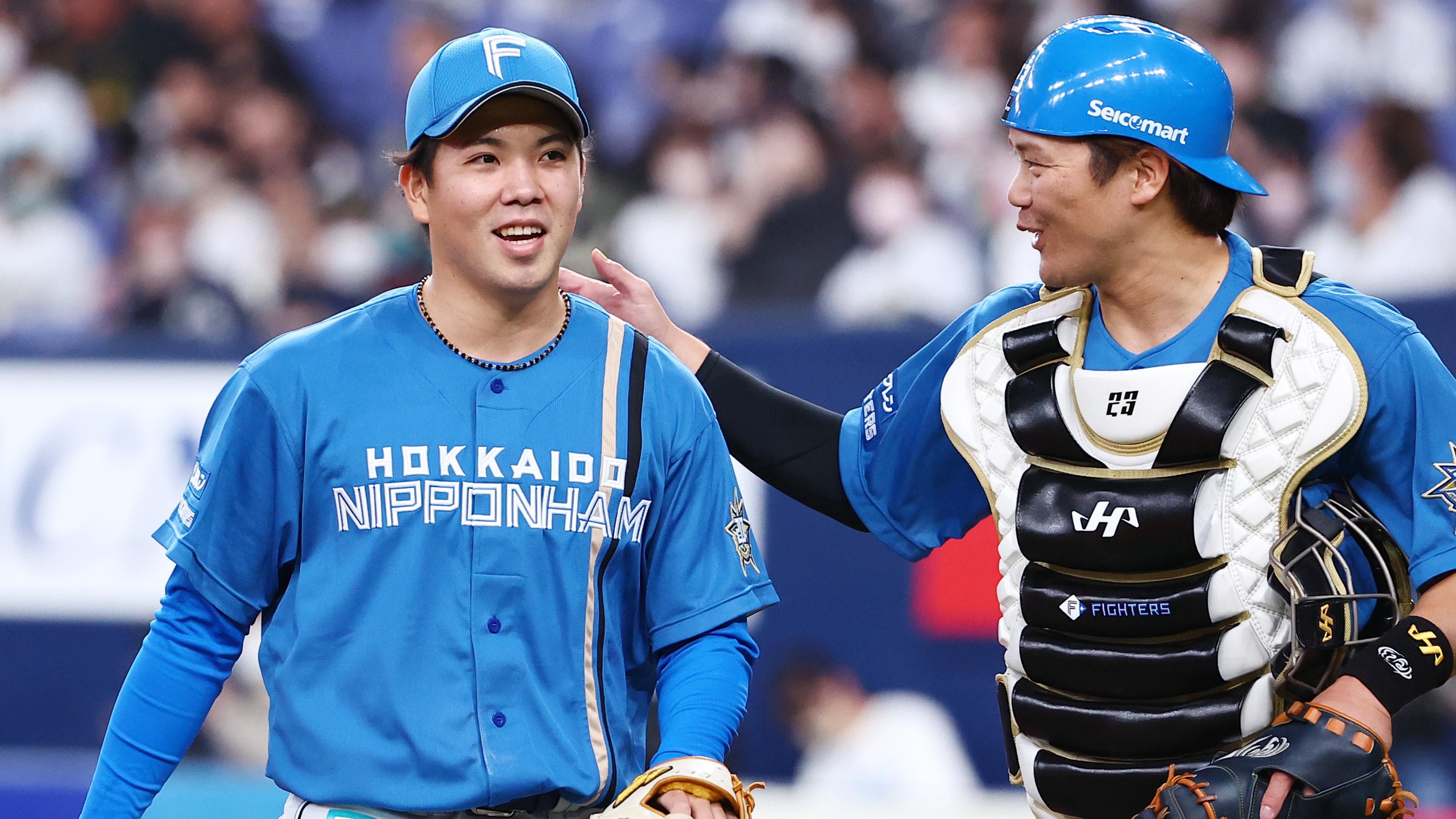 一回無死満塁のピンチを1失点でしのぎ、捕手の伏見(右)と笑顔でベンチに戻る金村