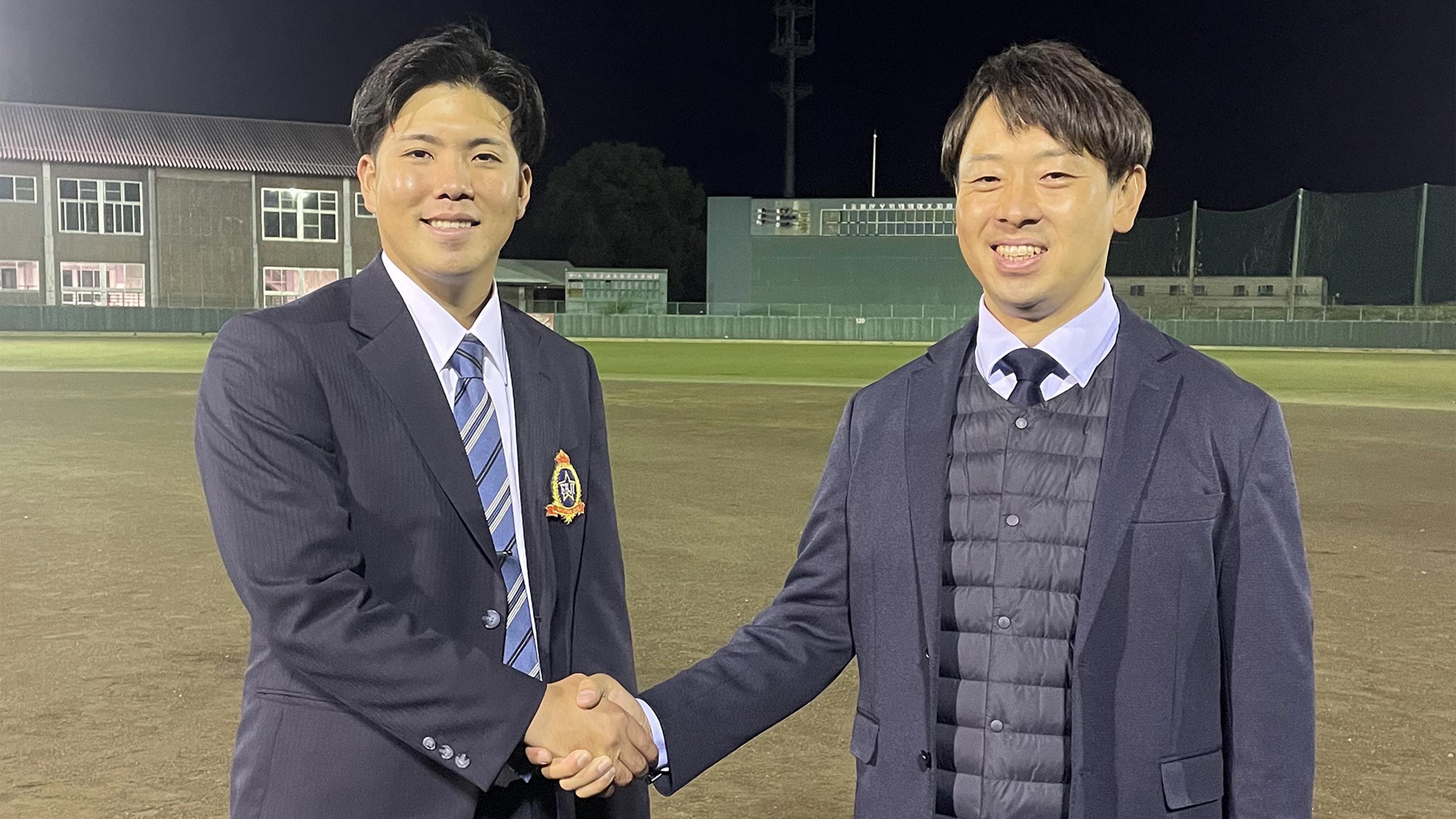 ドラフト会議の直後、富士大の安田監督(右)と握手を交わす金村(安田監督提供)