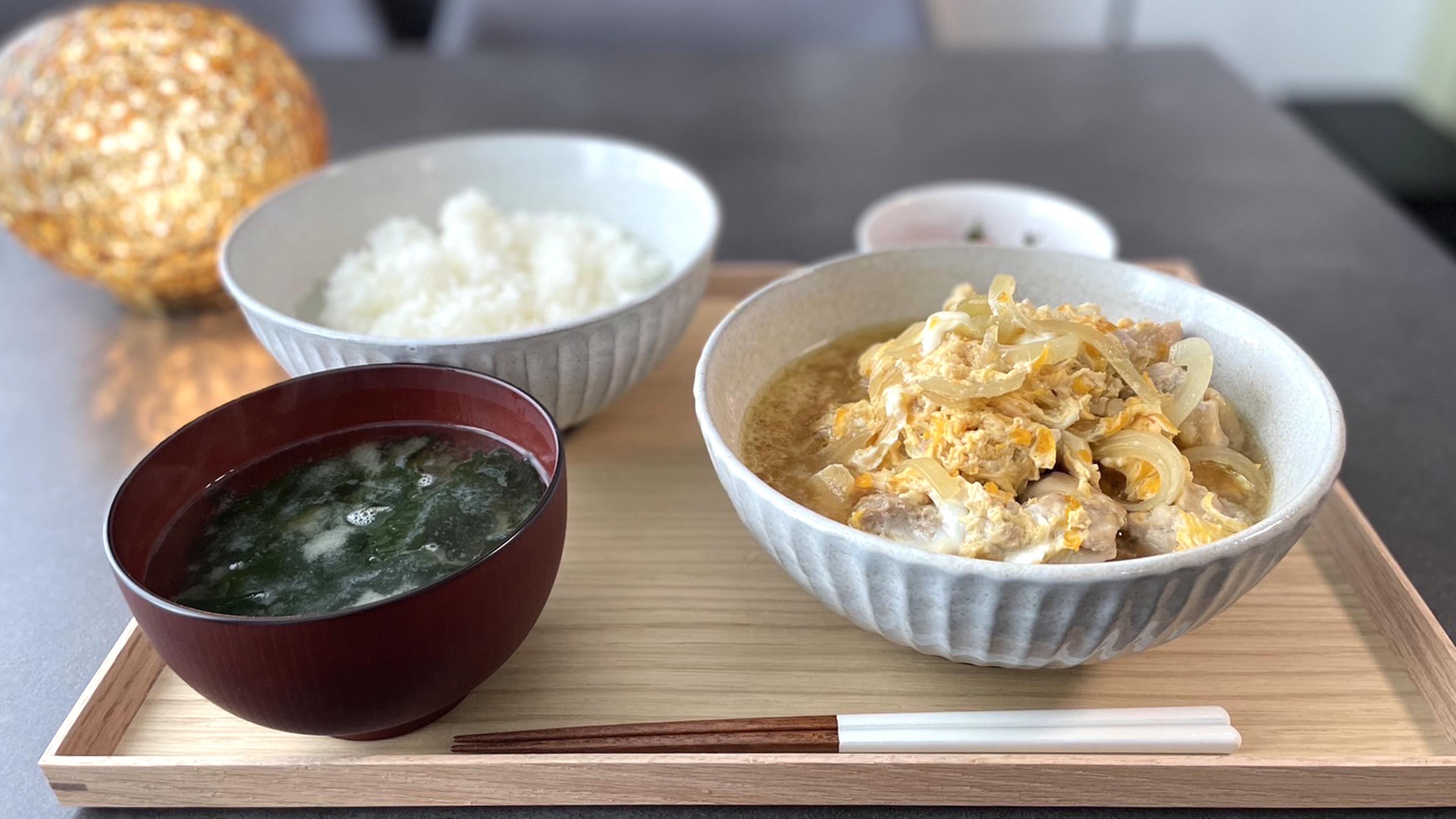 初めての自炊メニュー「鶏の卵とじ定食」=本人提供