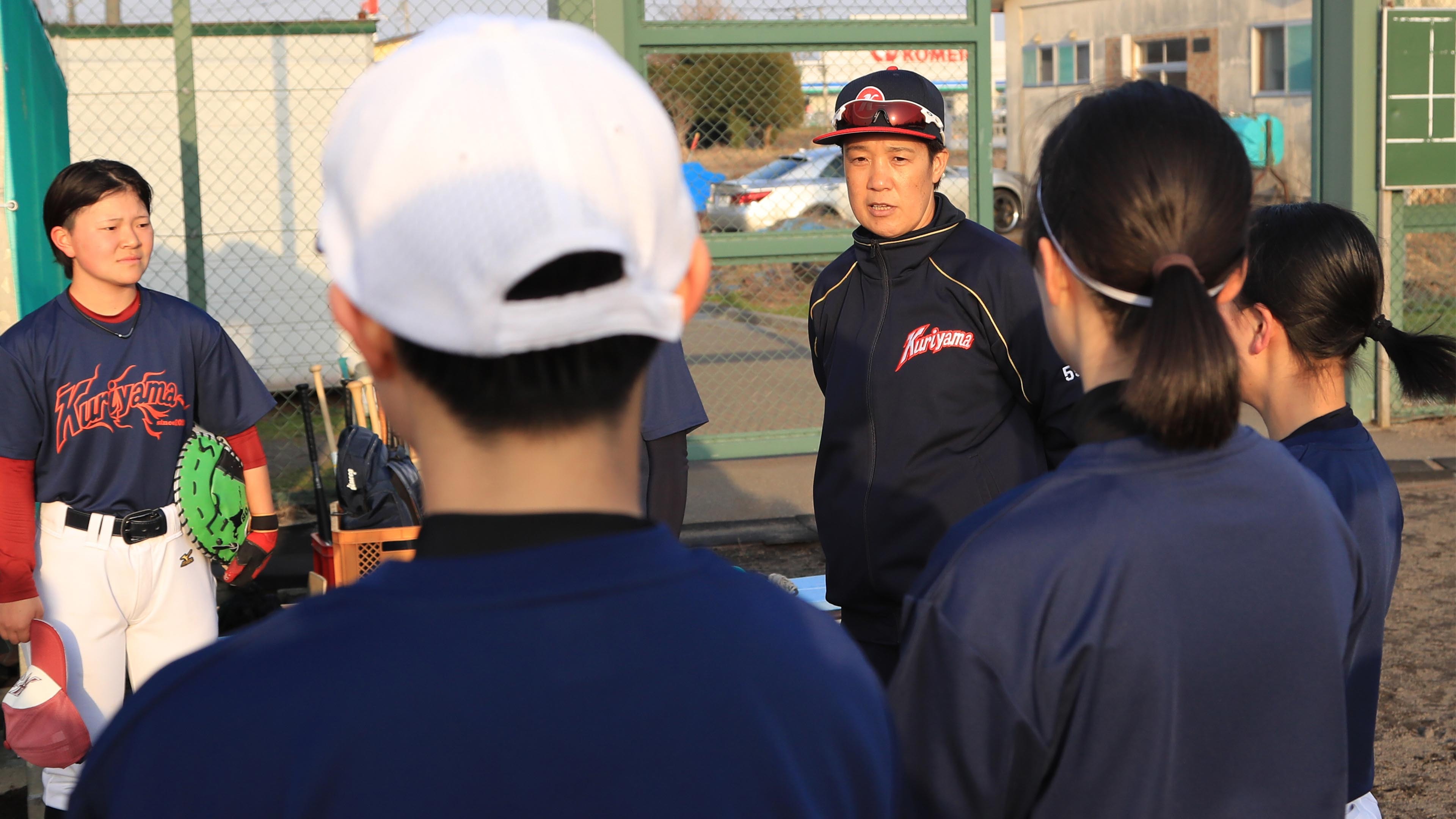 金監督(右奥)の話に真剣な表情で耳を傾ける選手たち