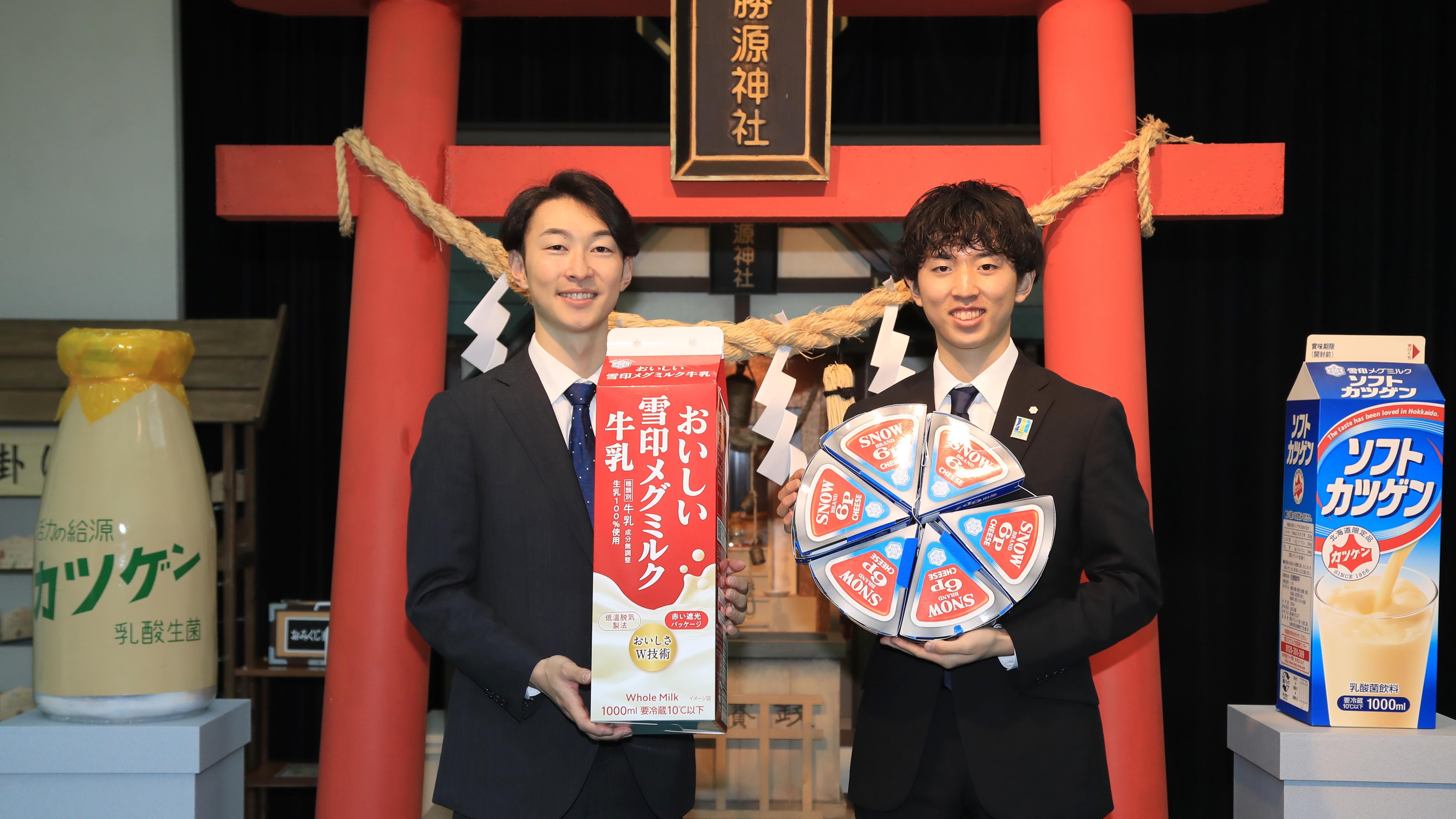 雪印メグミルクに入社した、池田（左）と中村。同社内の勝源神社で製品のアピール