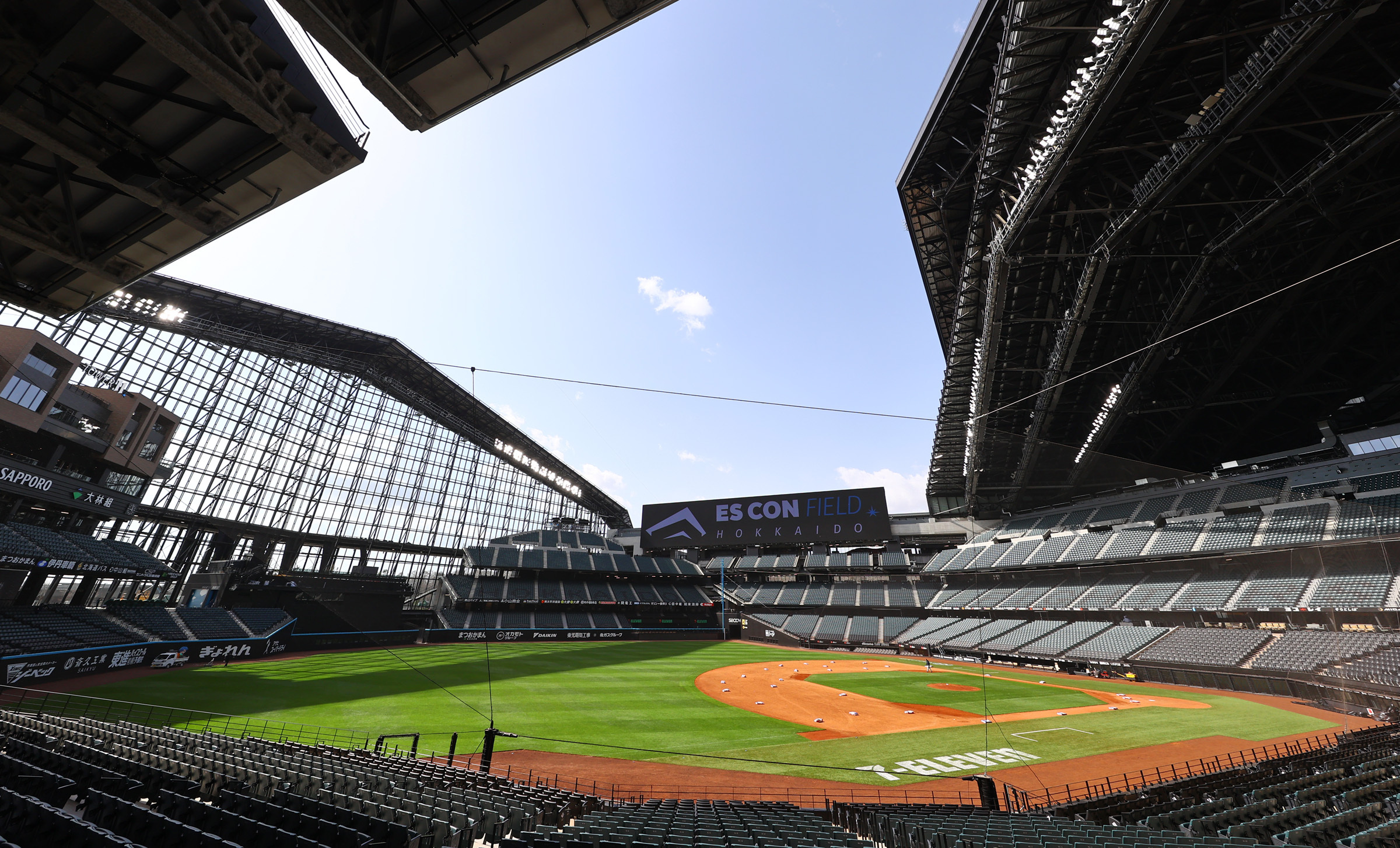 屋根が開き、芝生が太陽に照らされるエスコンフィールド北海道