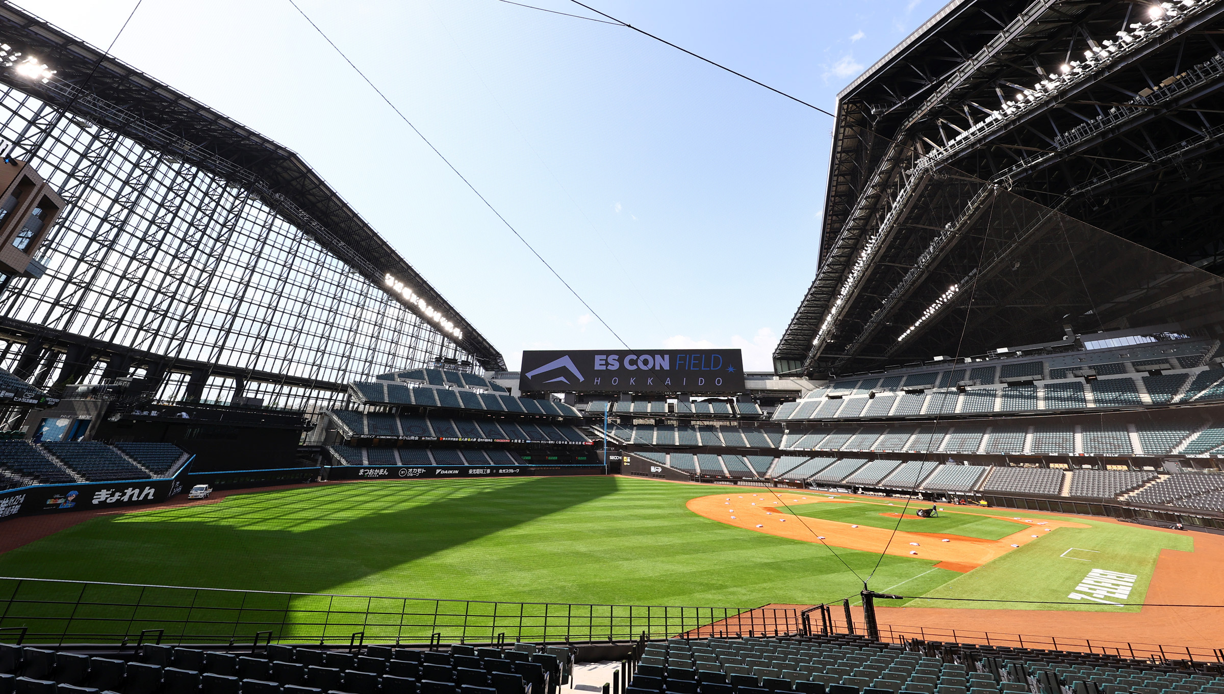 屋根が開き、芝生が太陽に照らされるエスコンフィールド北海道