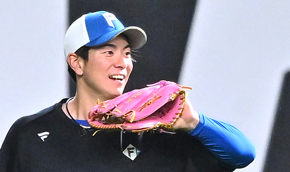 ４月１６日の試合前に松本剛がピンク色のグラブで練習