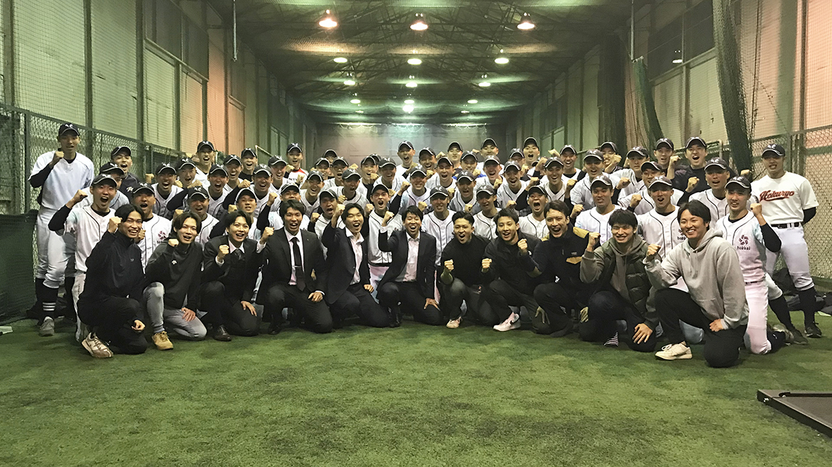 北海野球部員とOBの集合写真