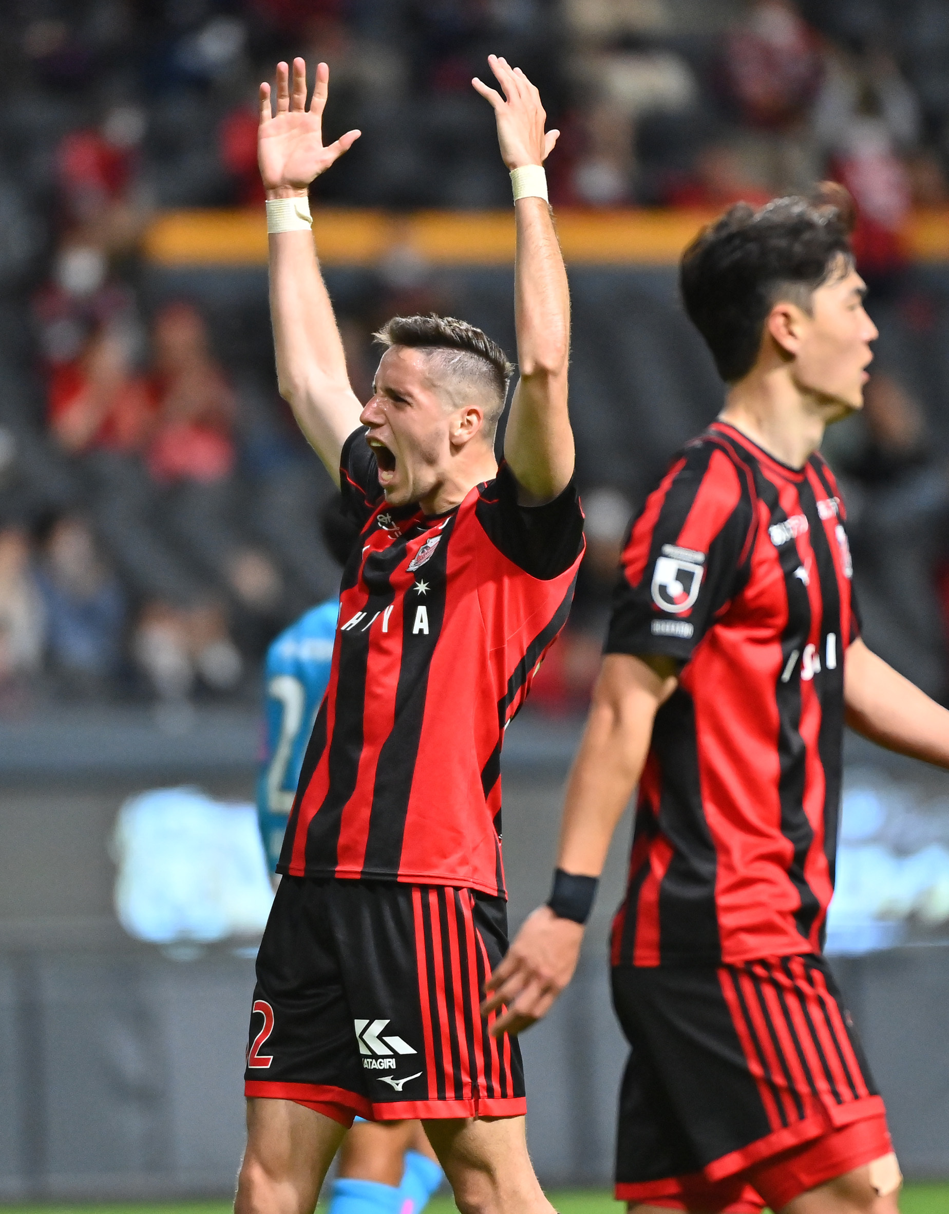 後半38分、トゥチッチ(左)がチーム4点目となるゴールを決め喜びを爆発させる