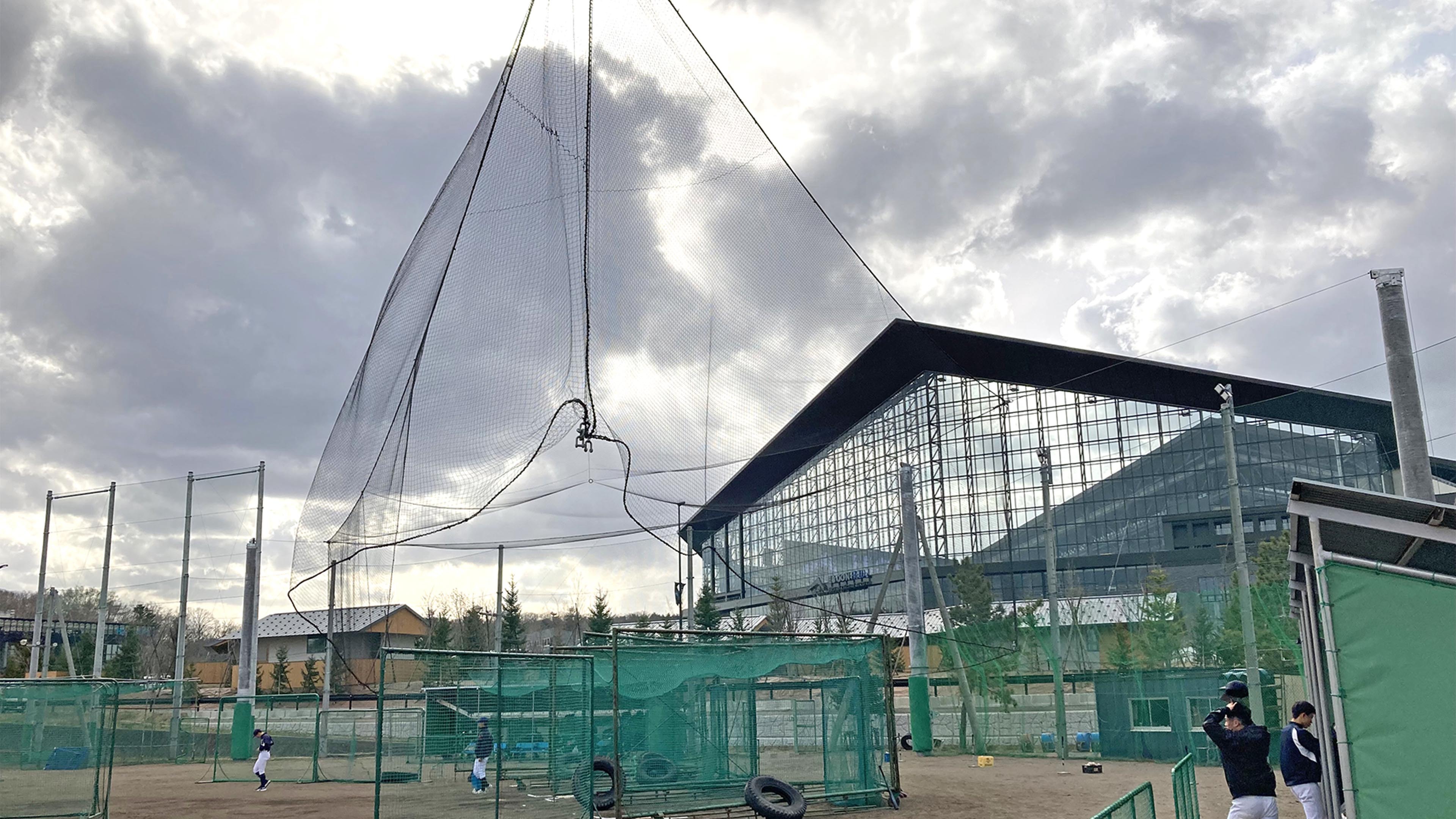 エスコンF開業により、近隣にファウルボールが飛ばないよう、本塁付近に天井ネットを設置した