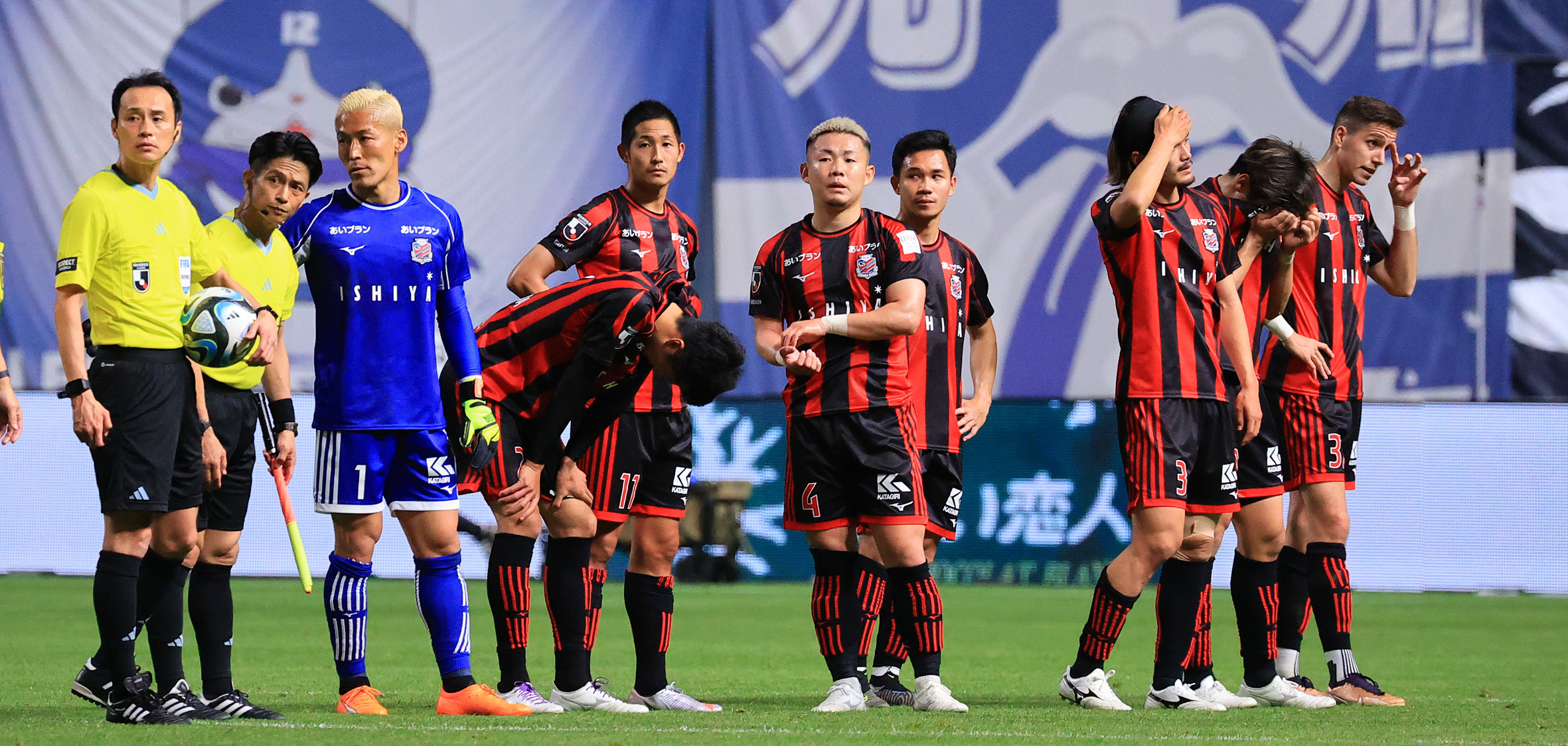 試合終了に肩を落とすコンサイレブン