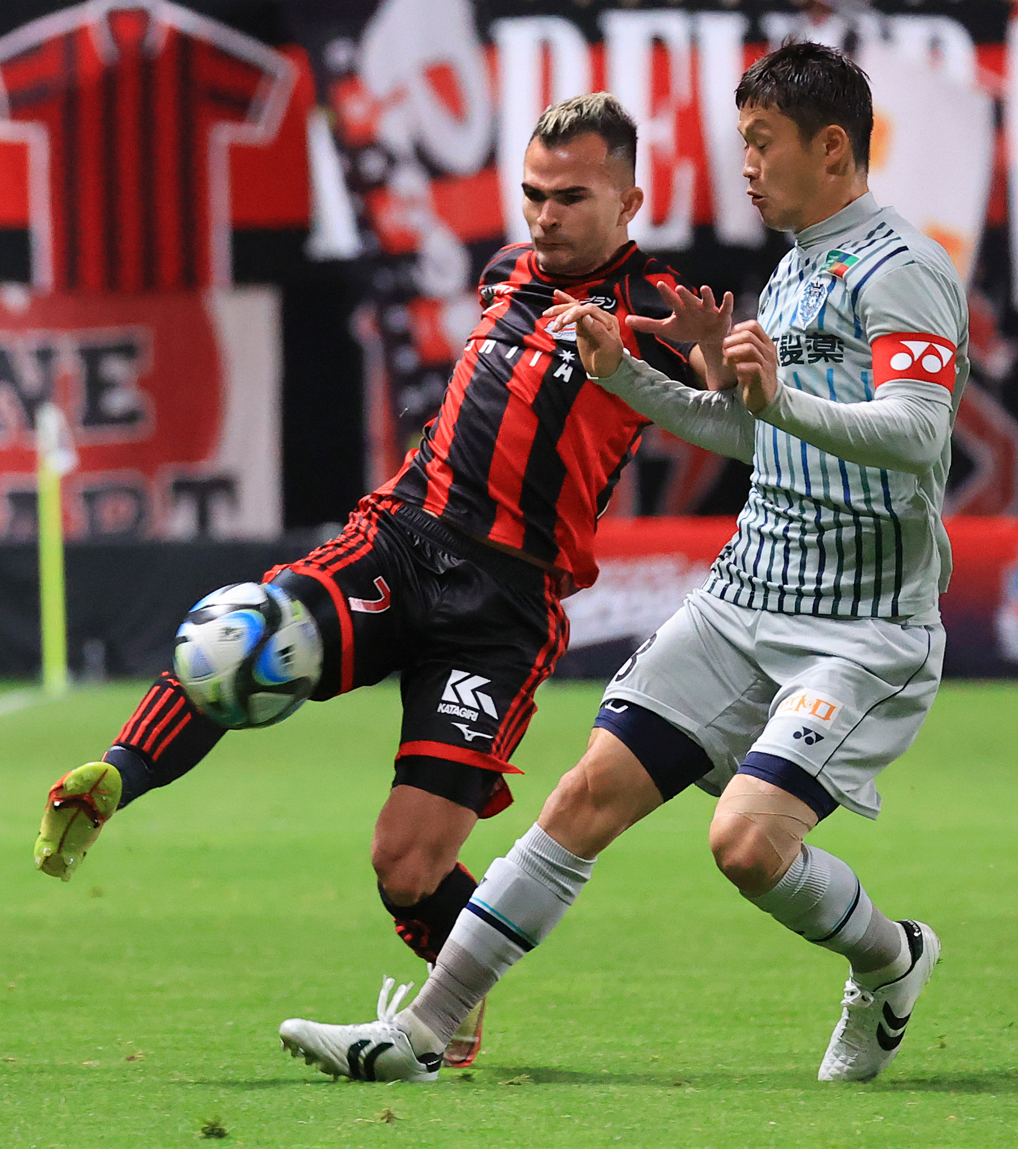 前半、奈良と競り合うルーカス