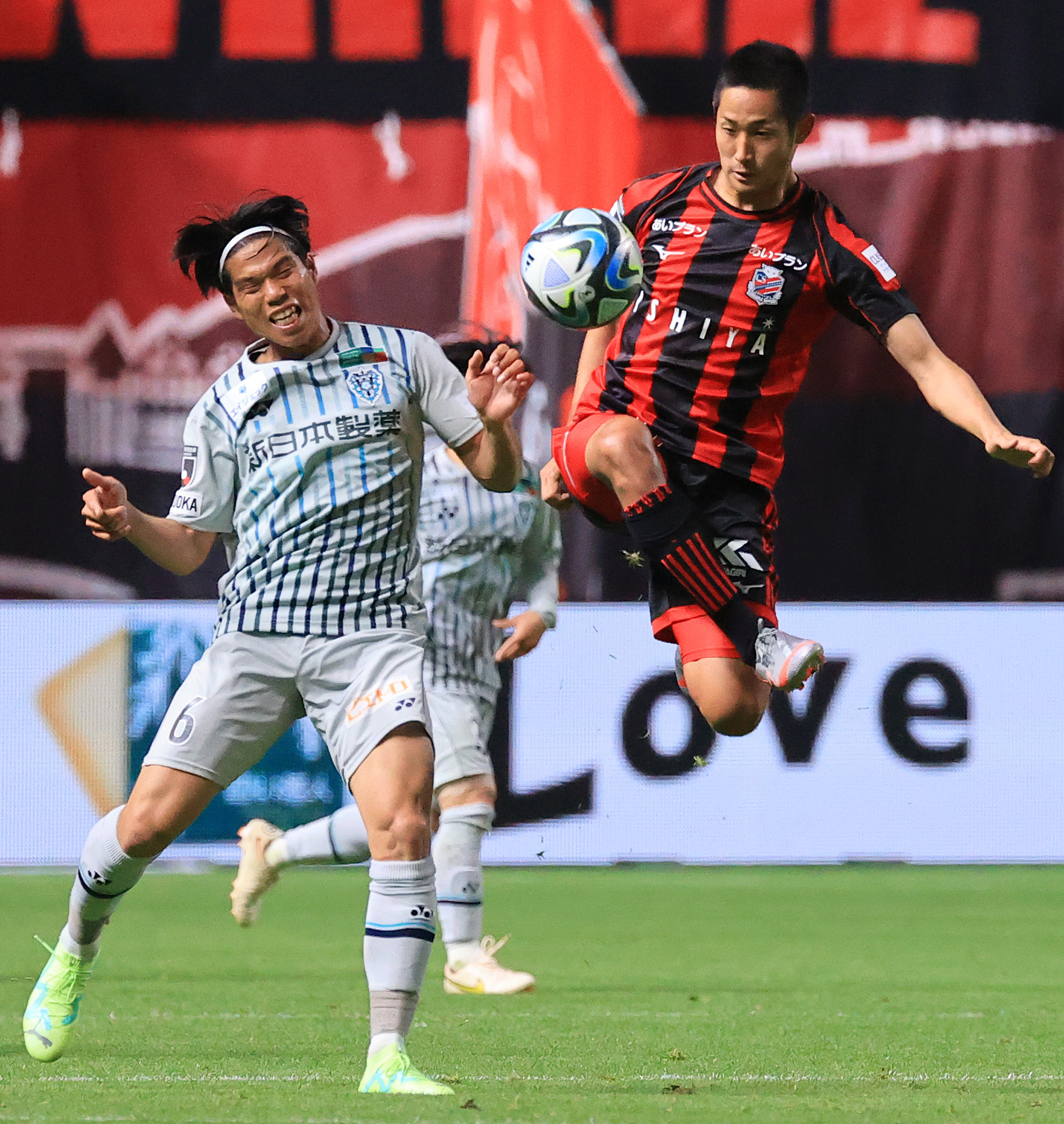 前半、前と競り合う青木