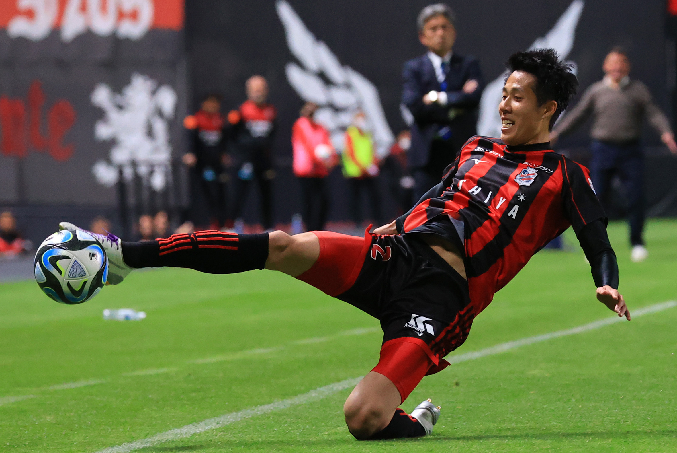 前半、ラインぎりぎりのボールに足をのばす田中駿