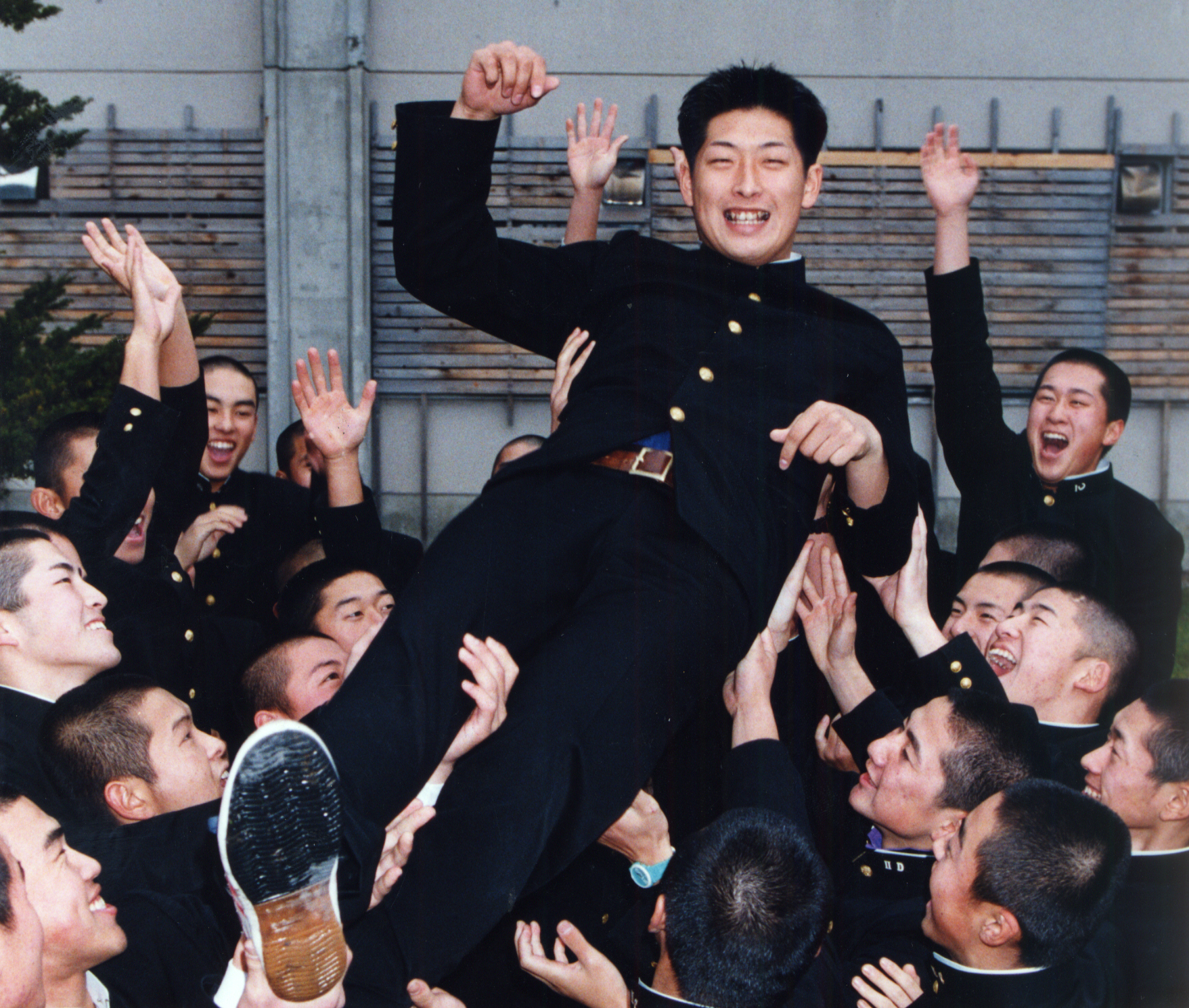 1995年11月22日のプロ野球ドラフト会議で横浜に指名され、チームメートから祝福の胴上げを受けて笑顔を見せる砂北高時代の杉山さん