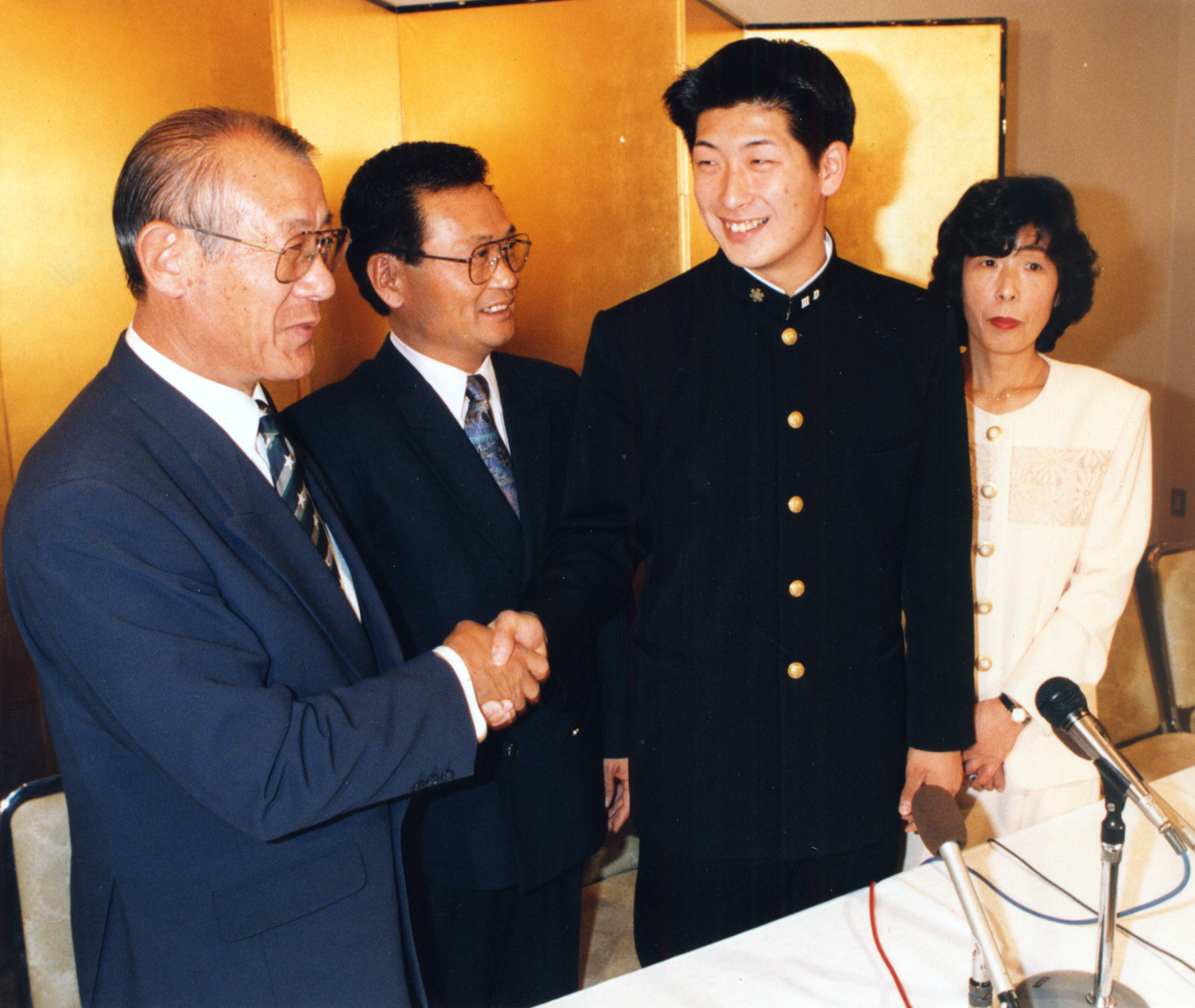 １９９５年１２月４日、横浜に入団が決まり、笑顔の杉山さん（右から２人目）