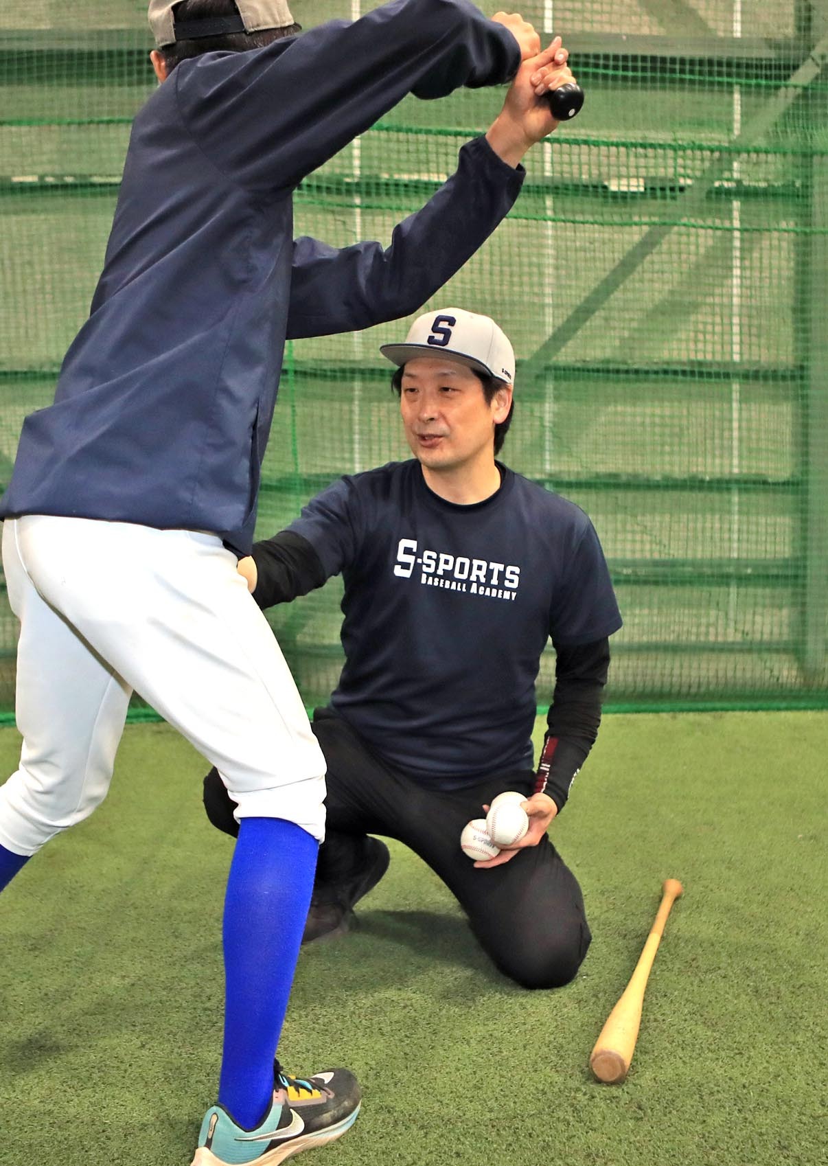 元プロ野球選手で、現在は野球塾で小中学生を教える杉山さん（右）