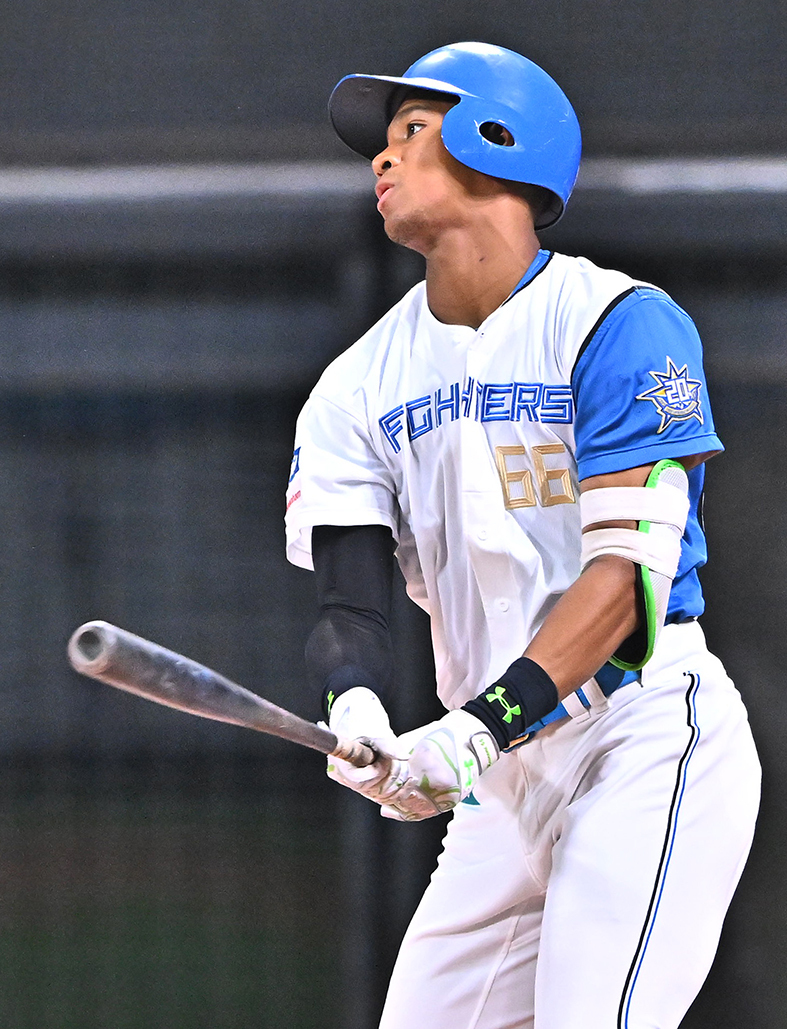 四回1死一塁、万波が弾丸ライナーで中越え2点本塁打を放ち一時同点としたが…