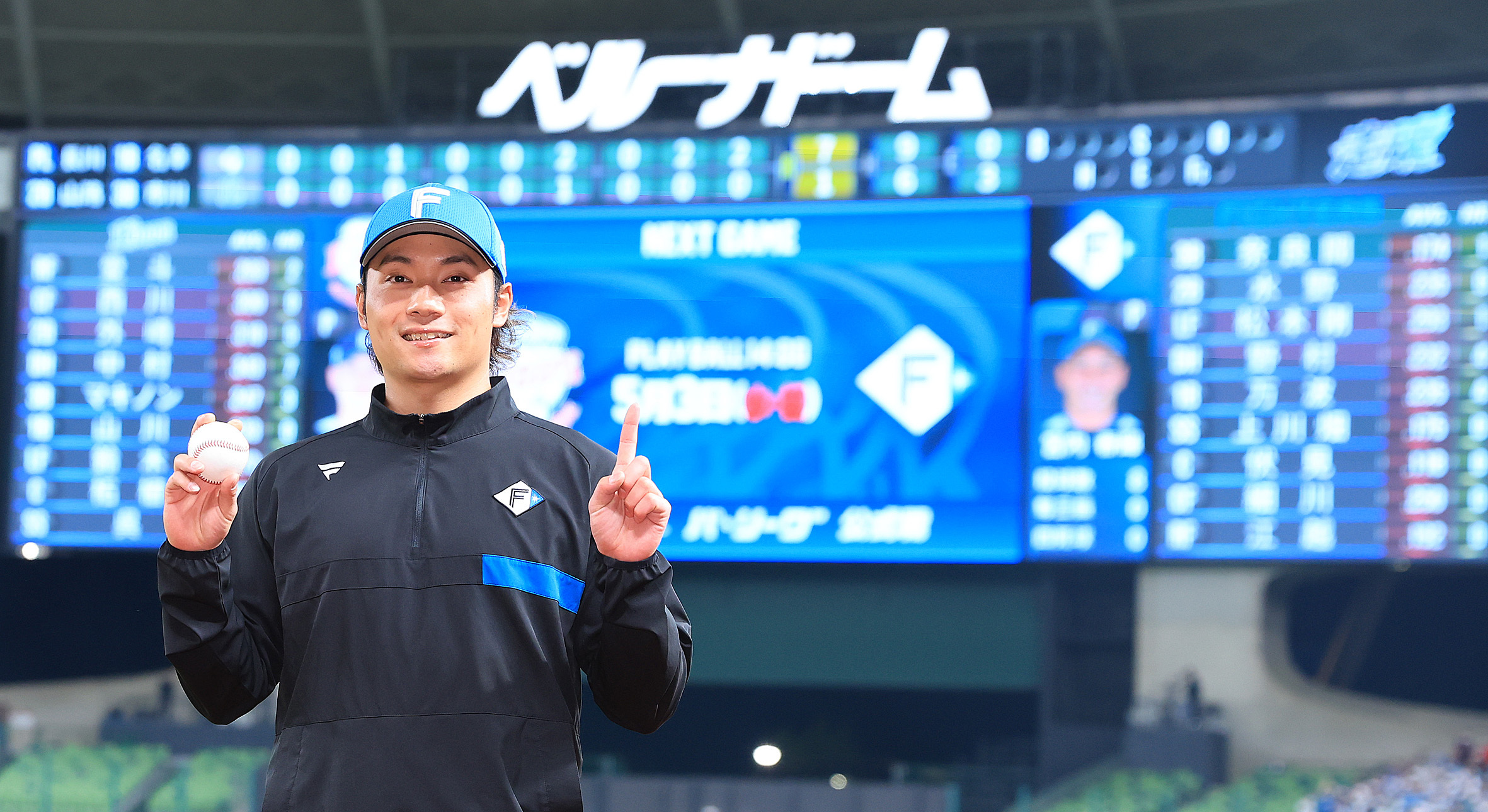 ヒーローインタビュー後、1勝目ポーズをする伊藤