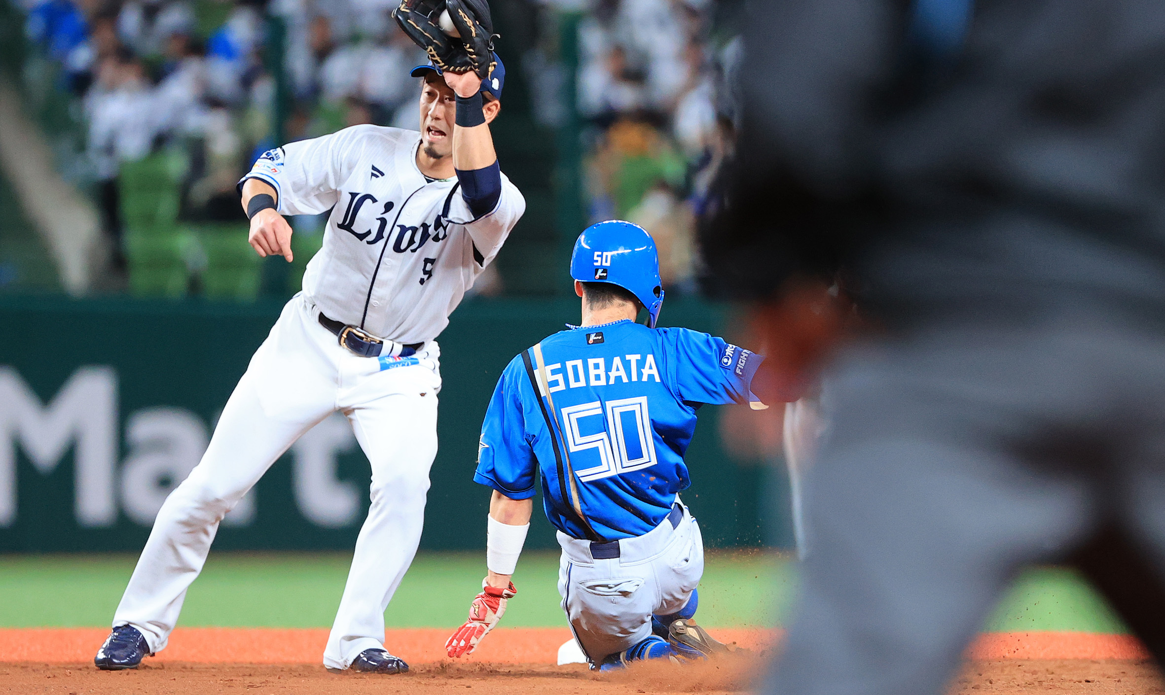 三回無死一塁、二盗を決める五十幡