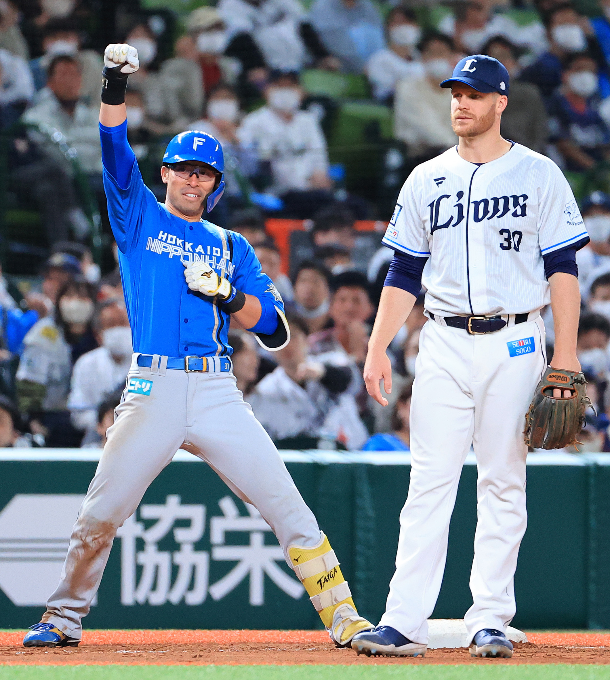九回無死一塁、江越が適時三塁打を放ちガッツポーズ