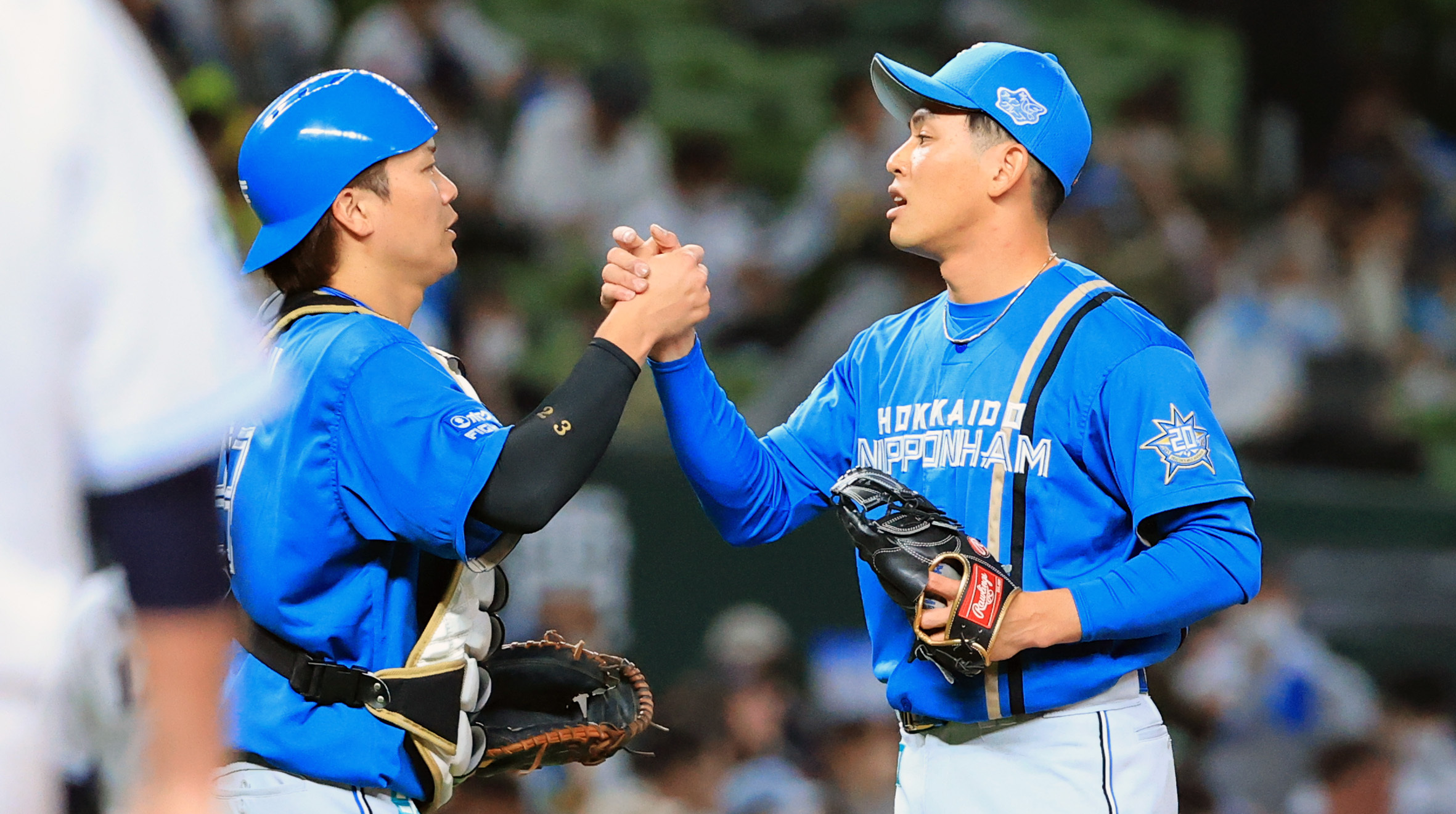九回2死、山川を左飛に打ち取り、握手を交わす伏見と宮内(右)